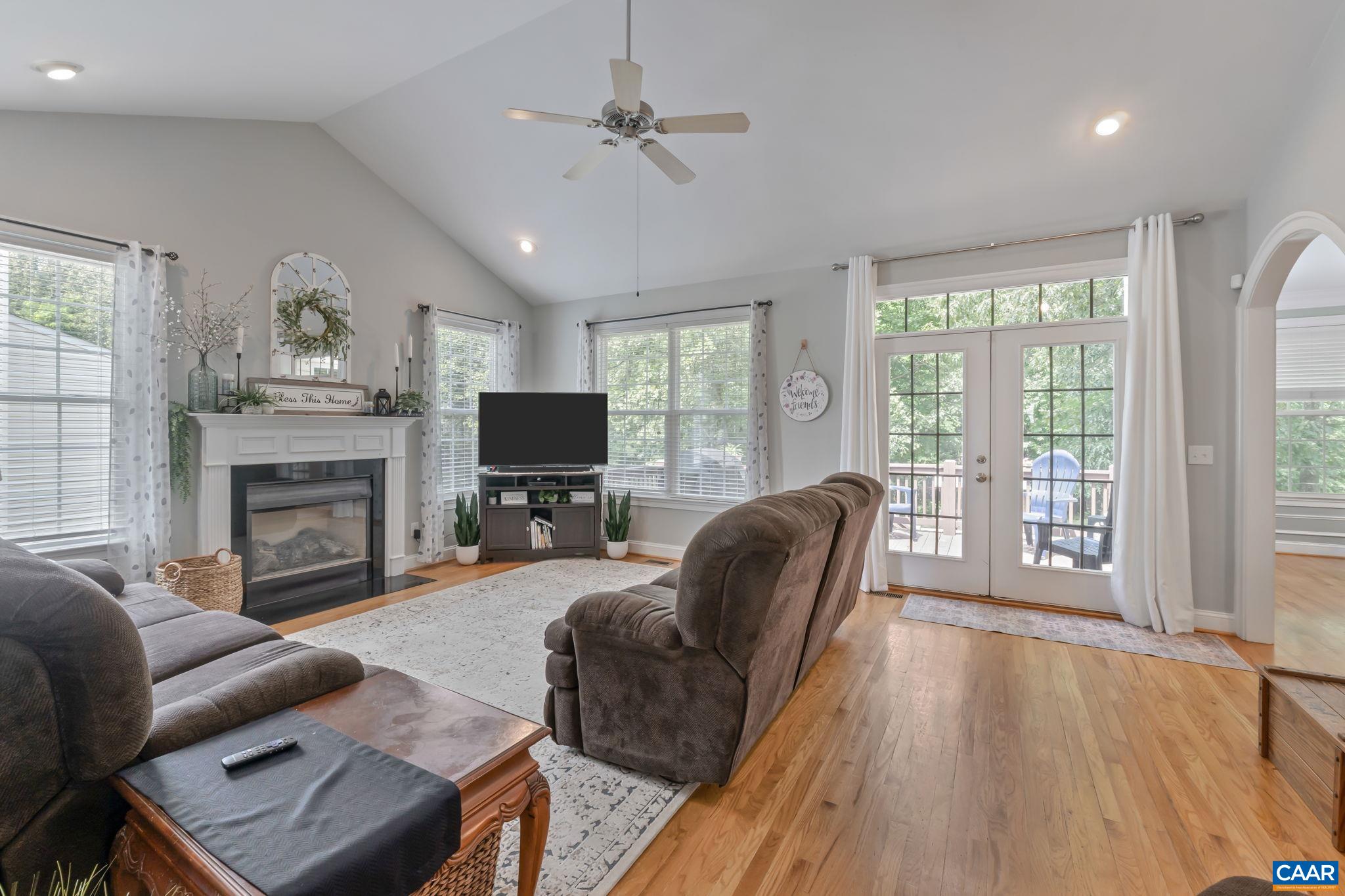 38 WAVERLY CT