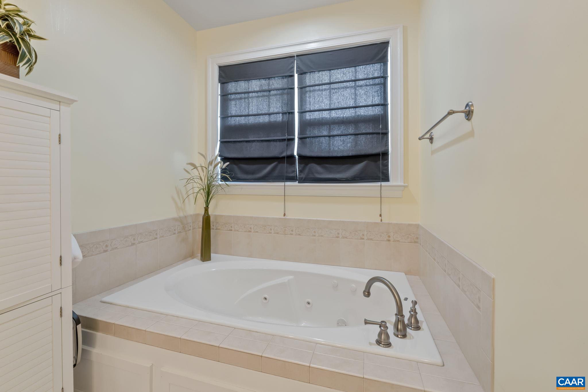 38 WAVERLY CT