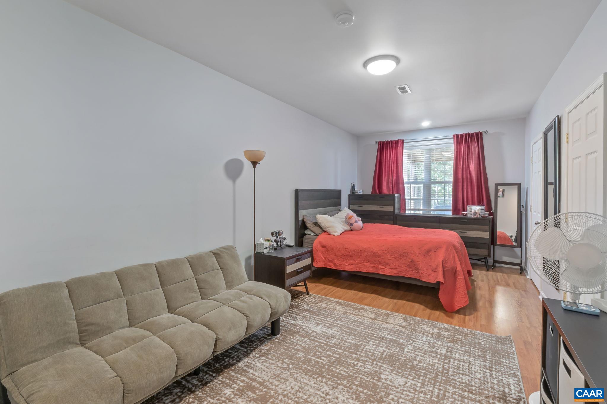 38 WAVERLY CT