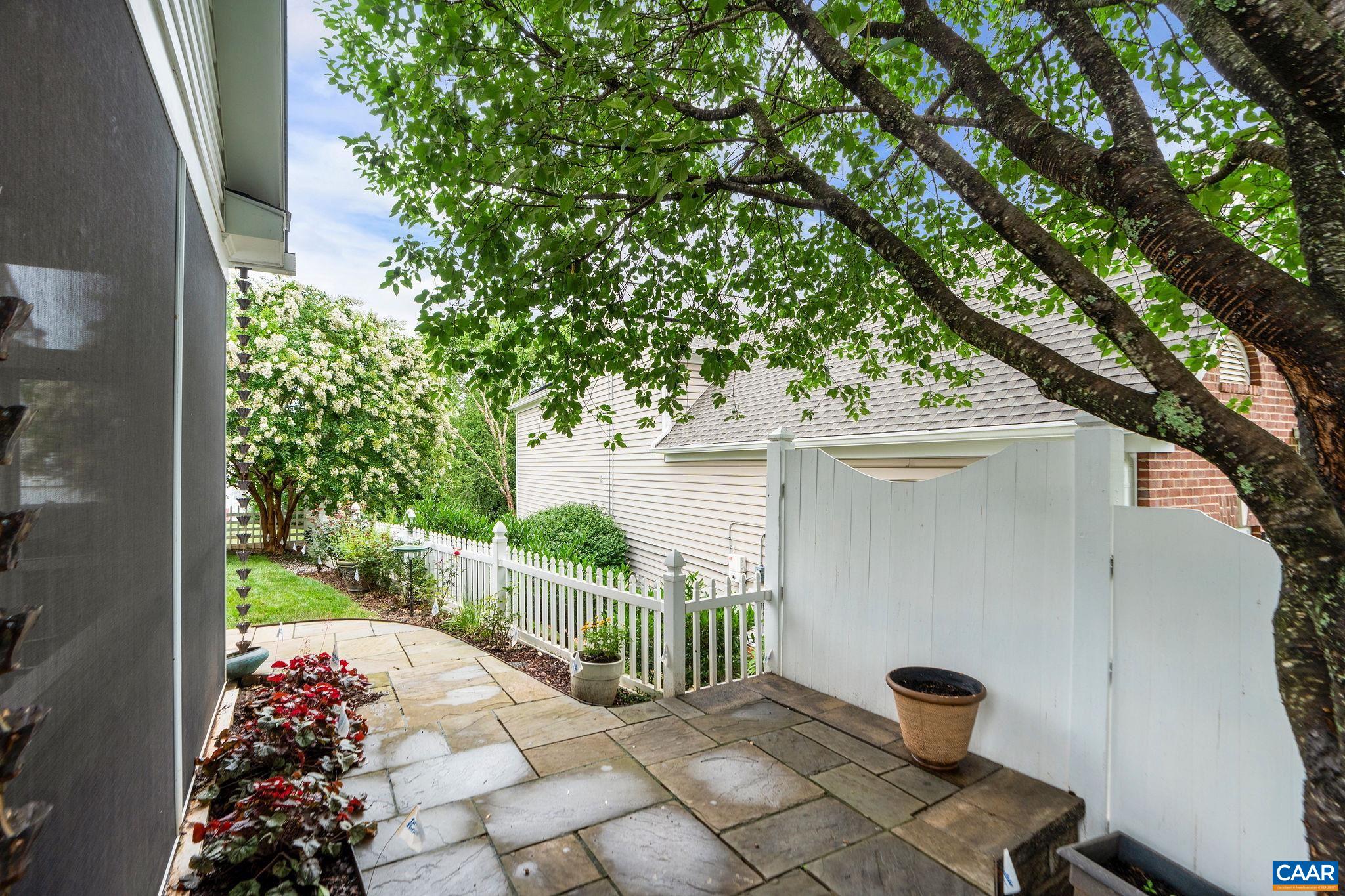 411 HERITAGE CT