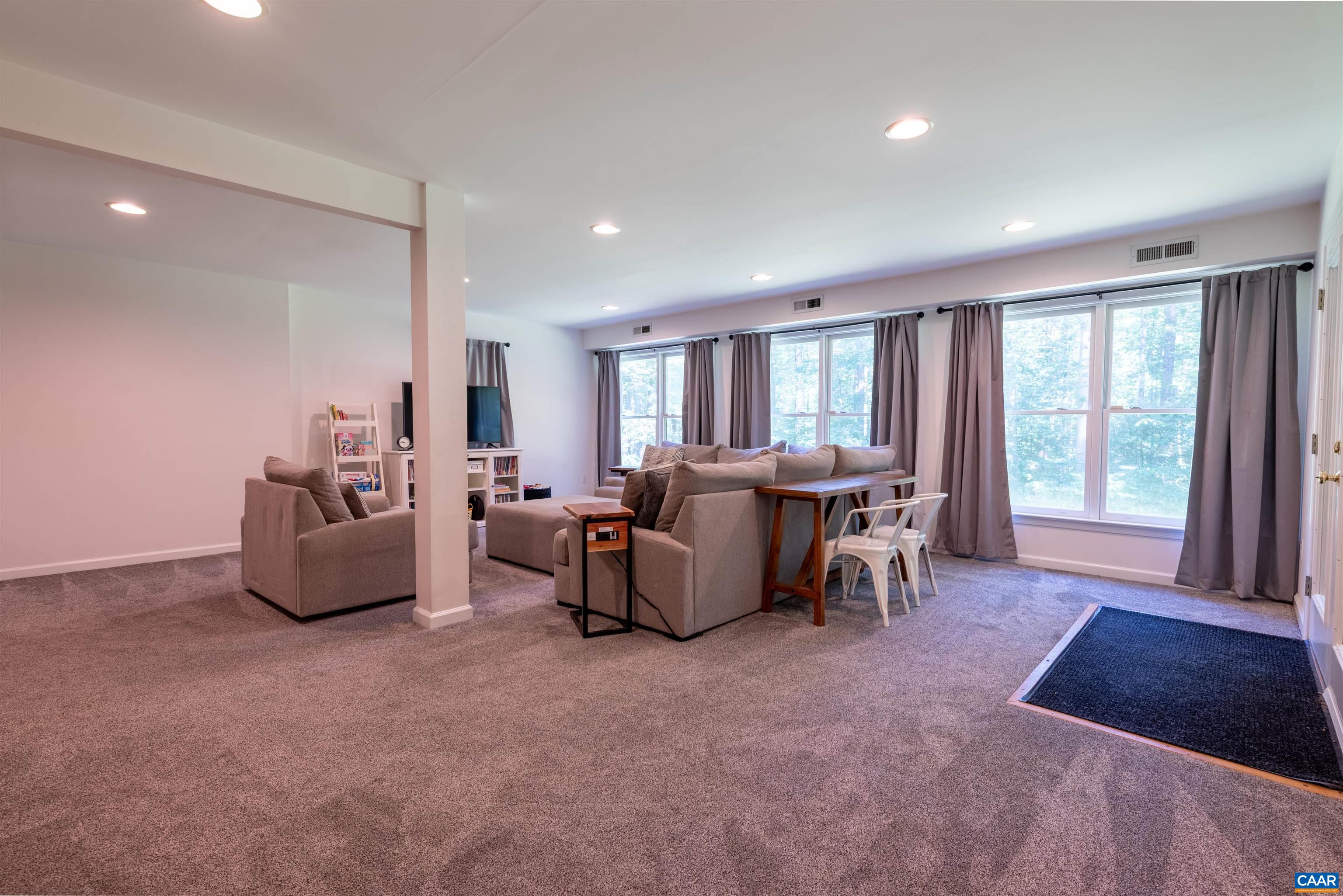1190 FOX RIDGE DR