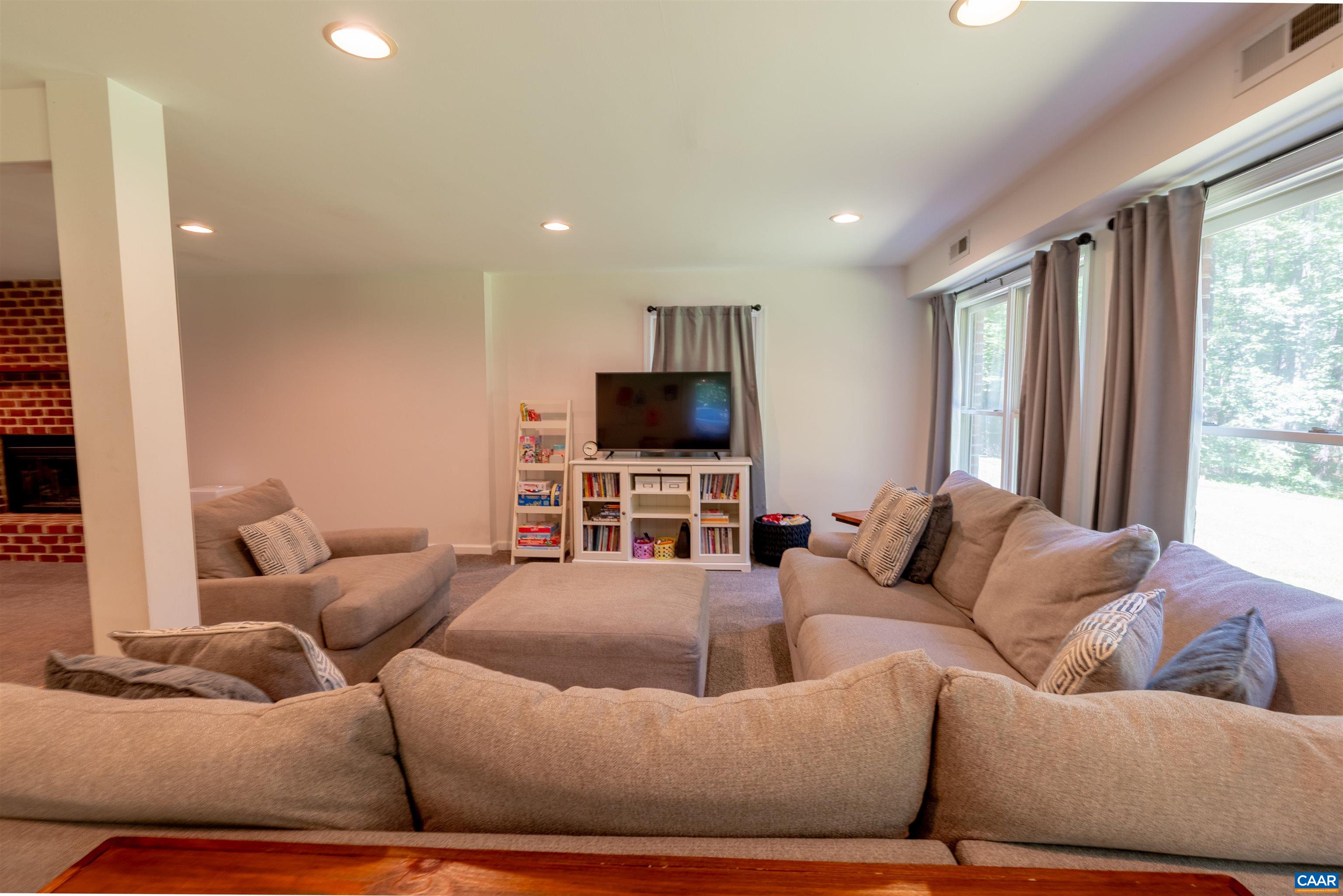 1190 FOX RIDGE DR