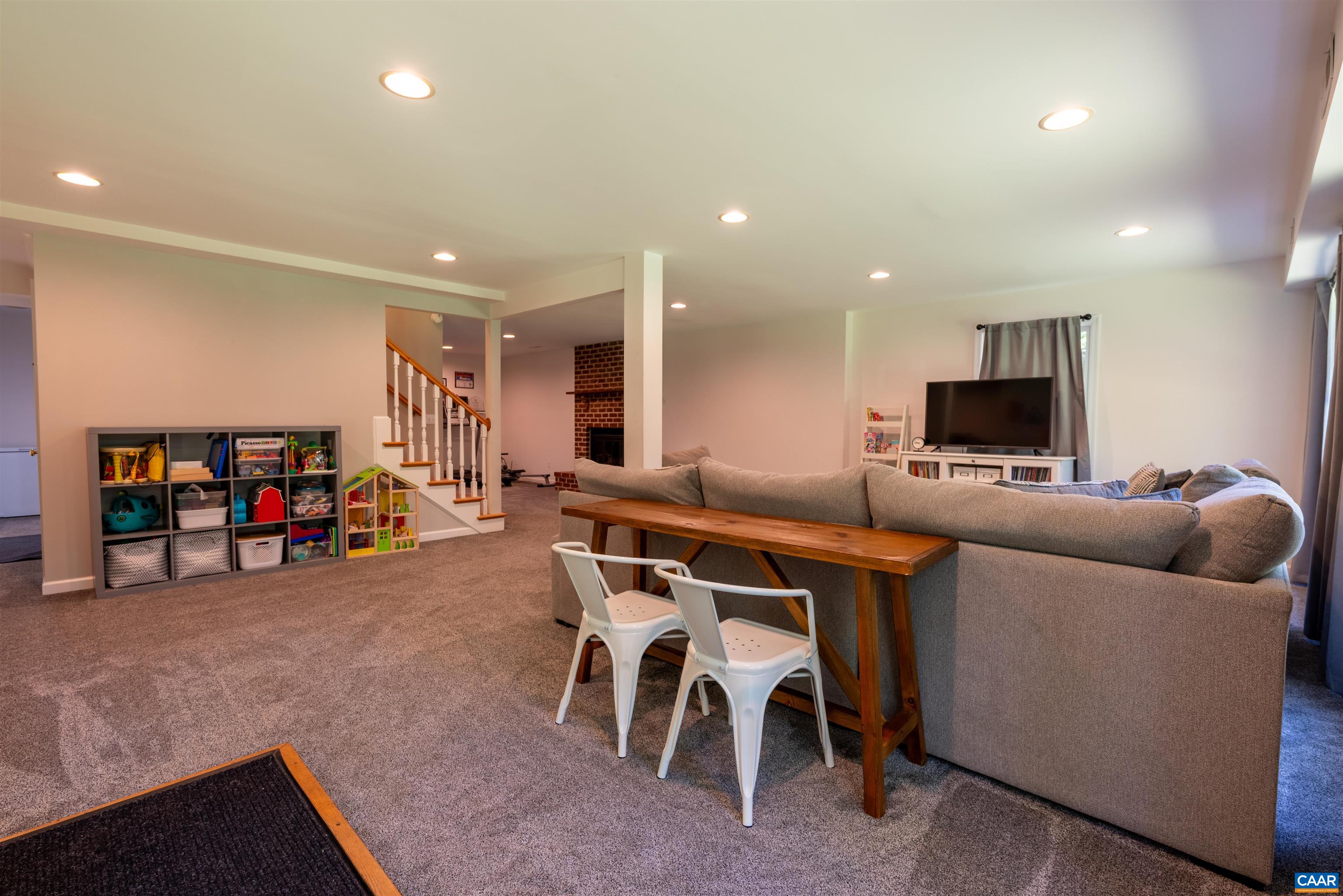 1190 FOX RIDGE DR