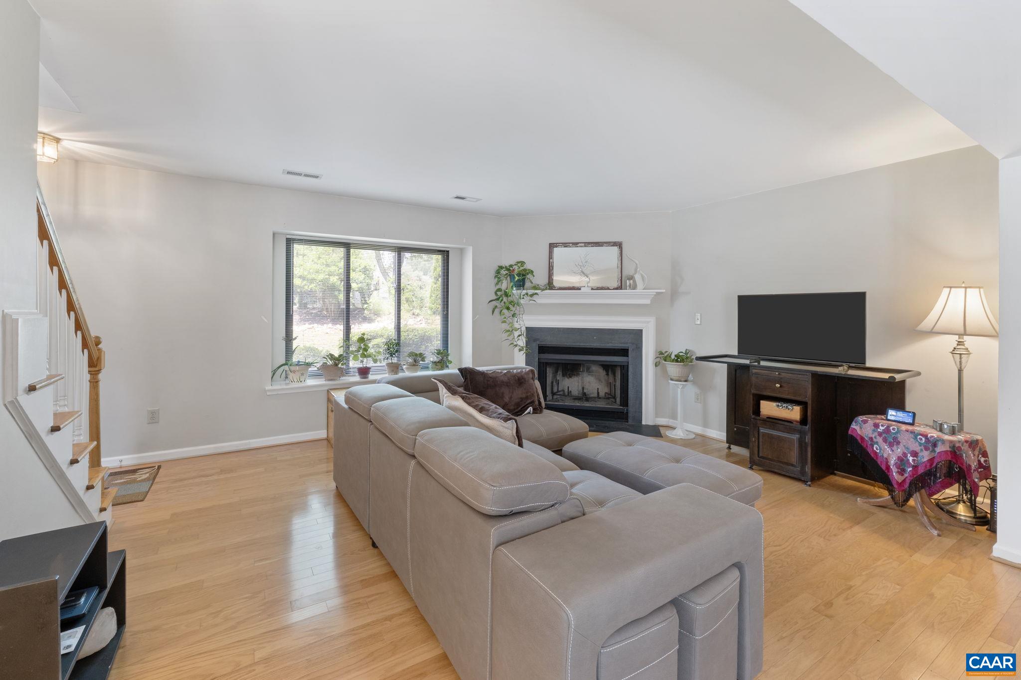 1043 AMBER RIDGE DR