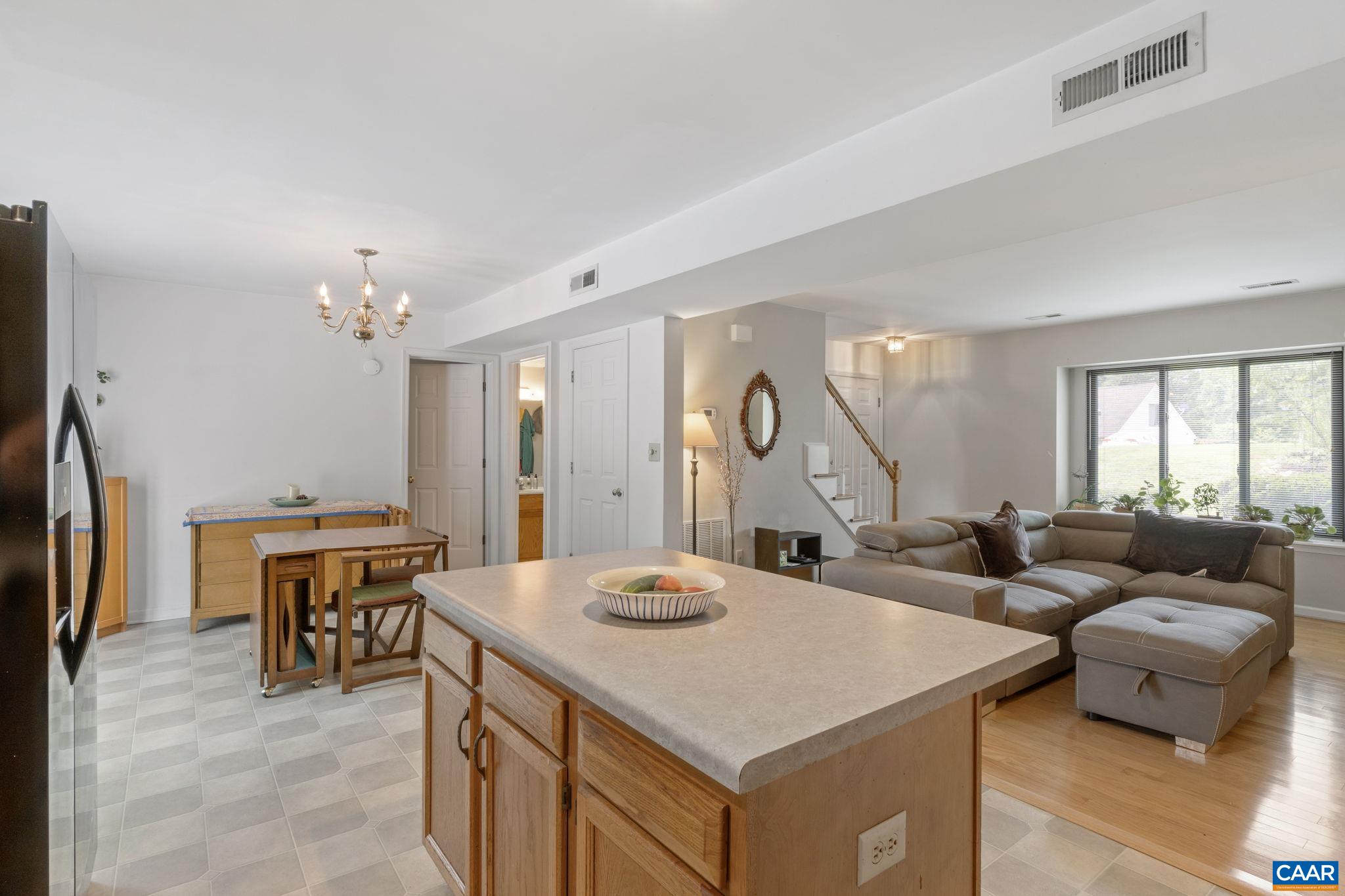 1043 AMBER RIDGE DR