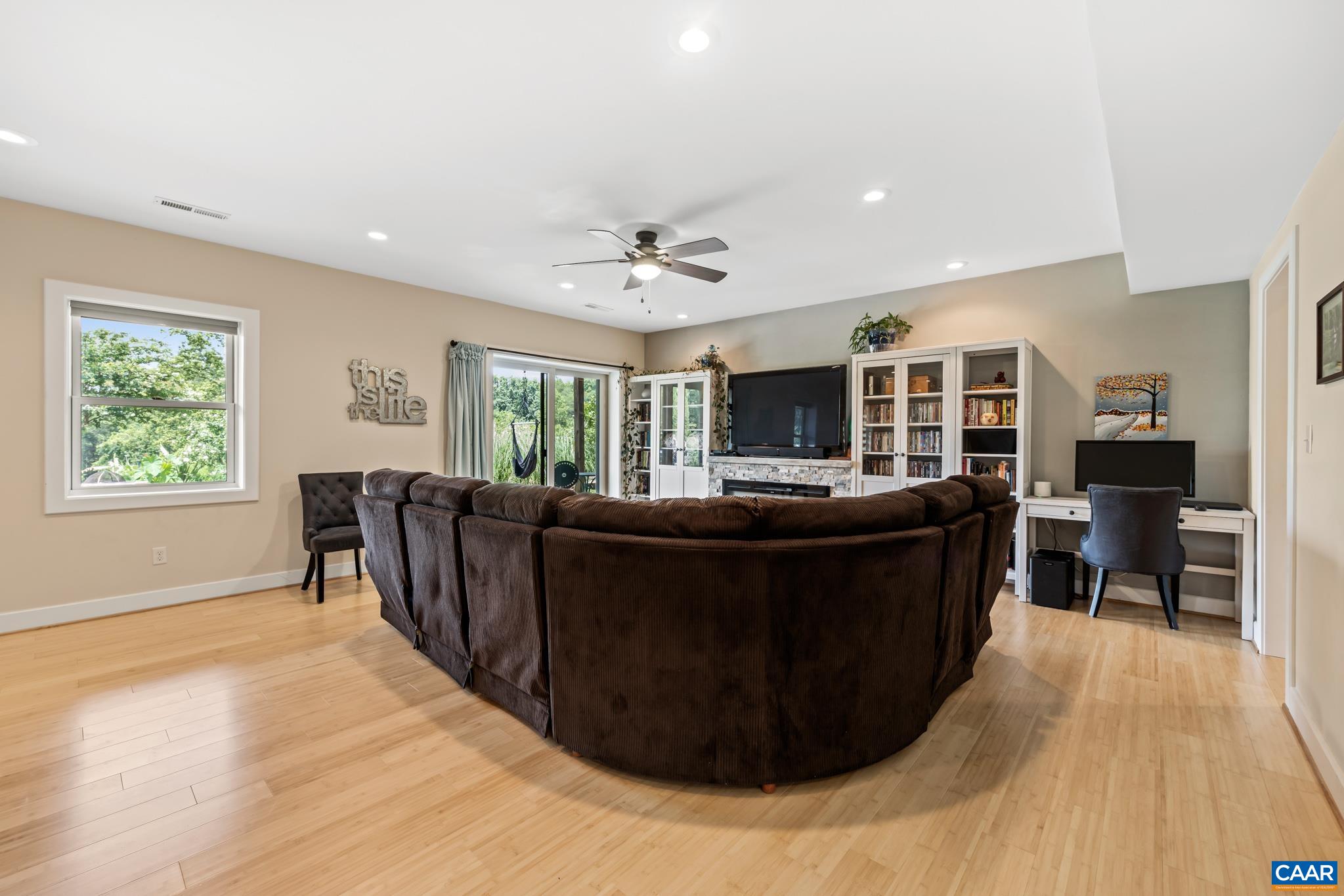 301 SYCAMORE LN
