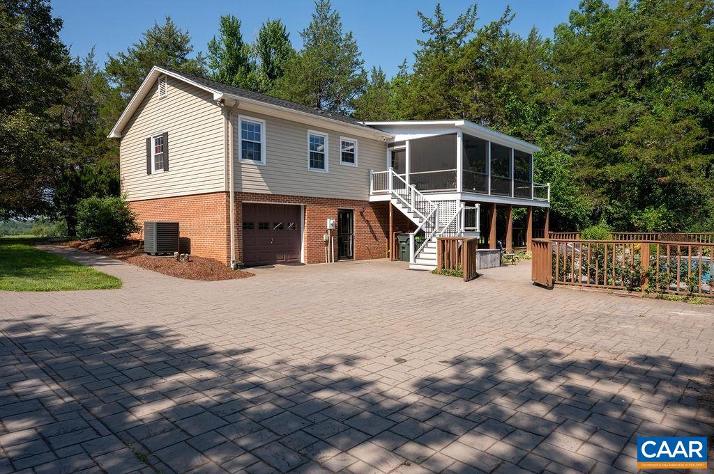 464 WOODLANDS RD