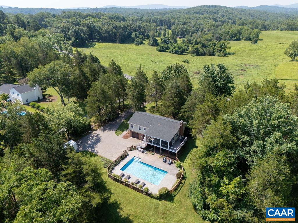 464 WOODLANDS RD