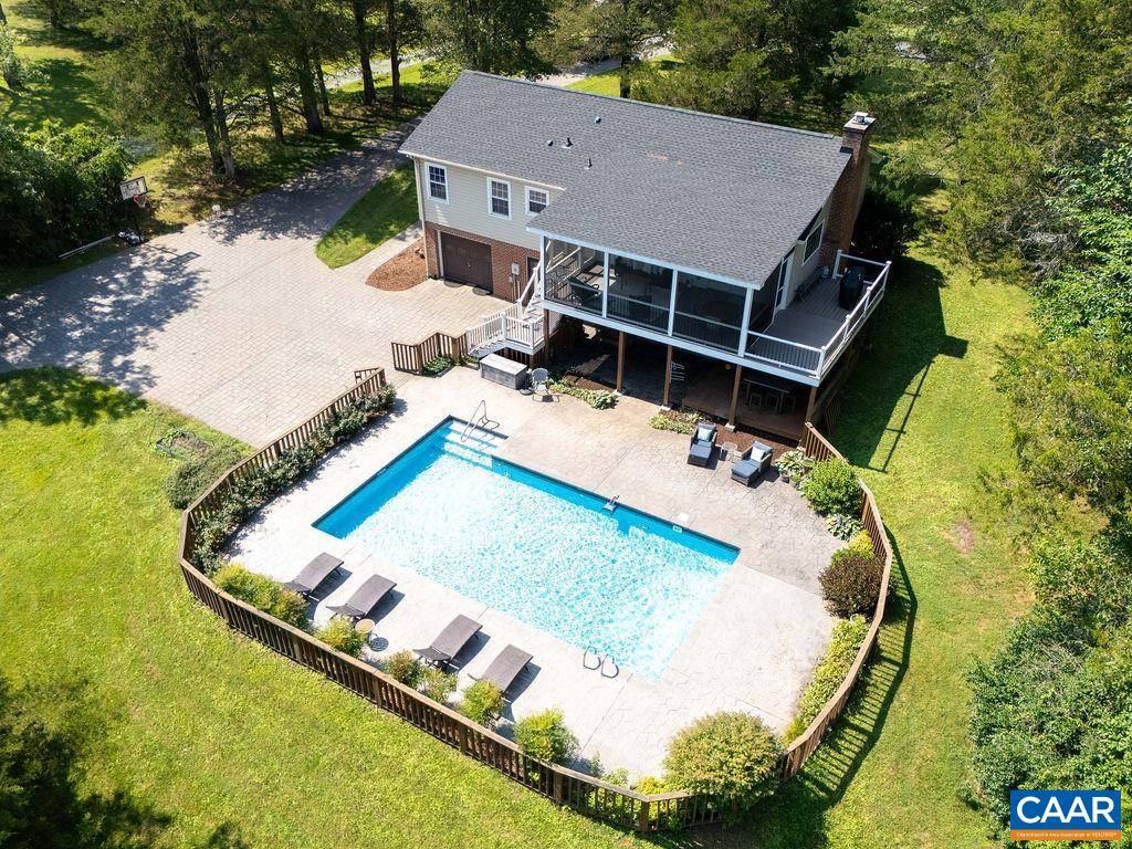464 WOODLANDS RD
