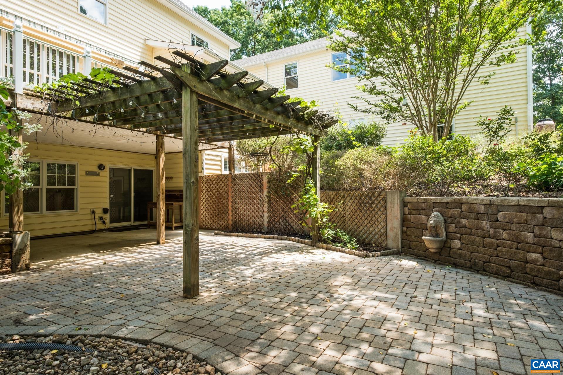 482 LONDON CT