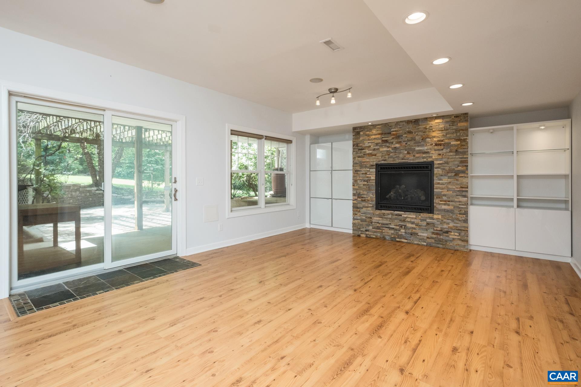 482 LONDON CT