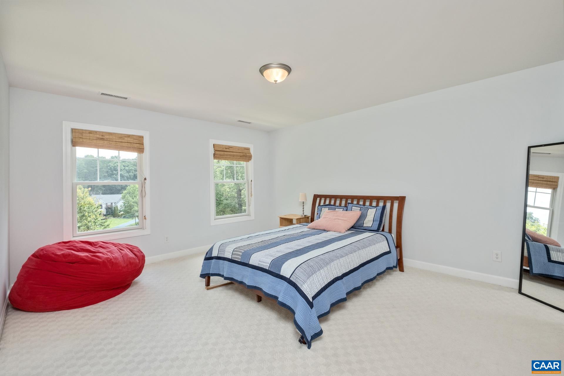 482 LONDON CT