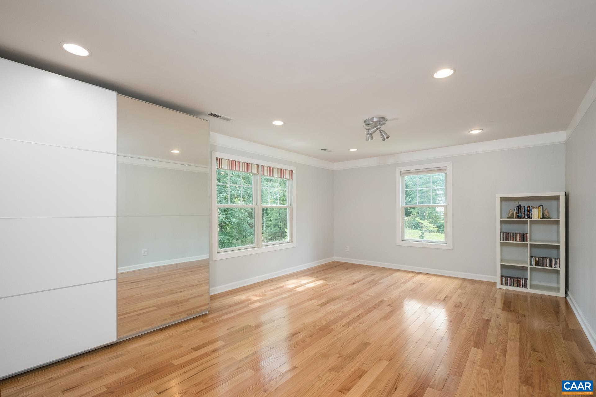 482 LONDON CT