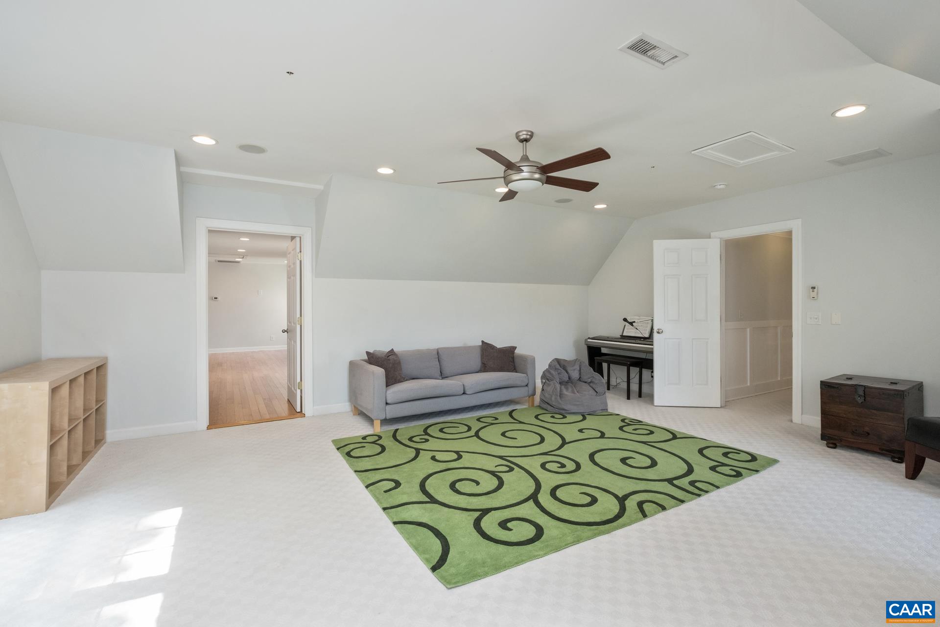 482 LONDON CT