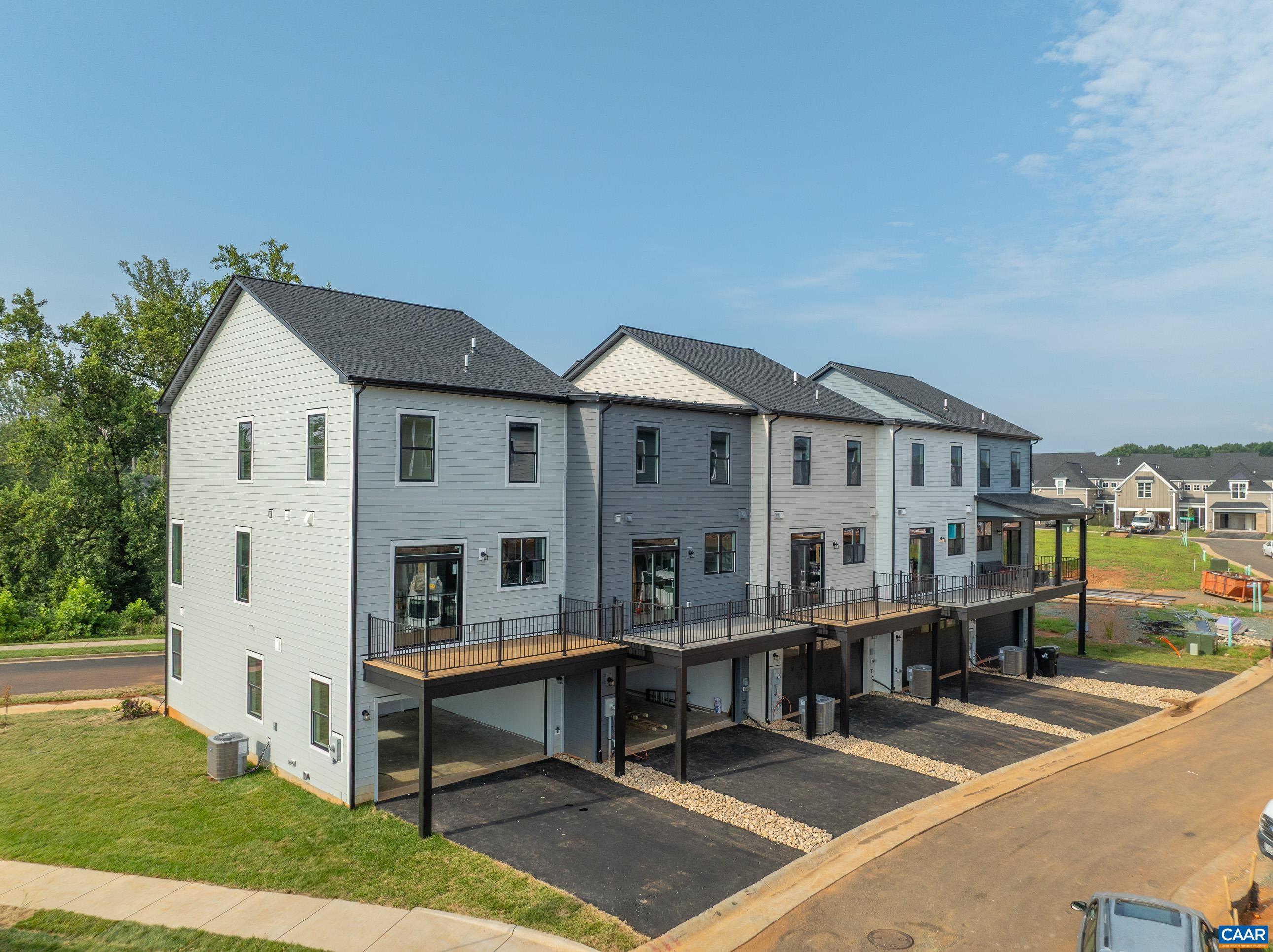 15B LARKIN AVE