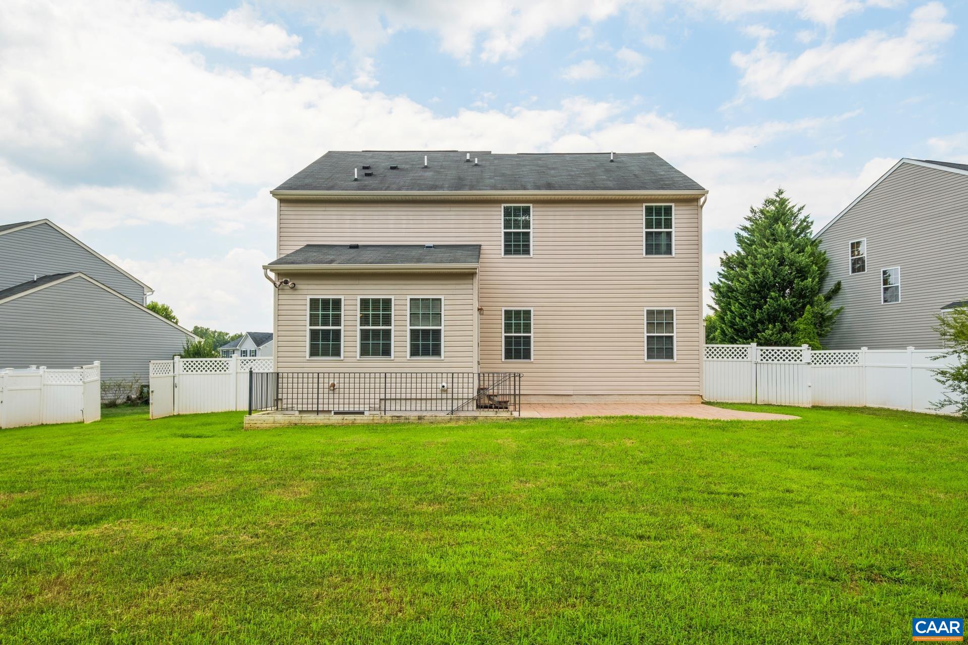 267 LARCHMONT CIR