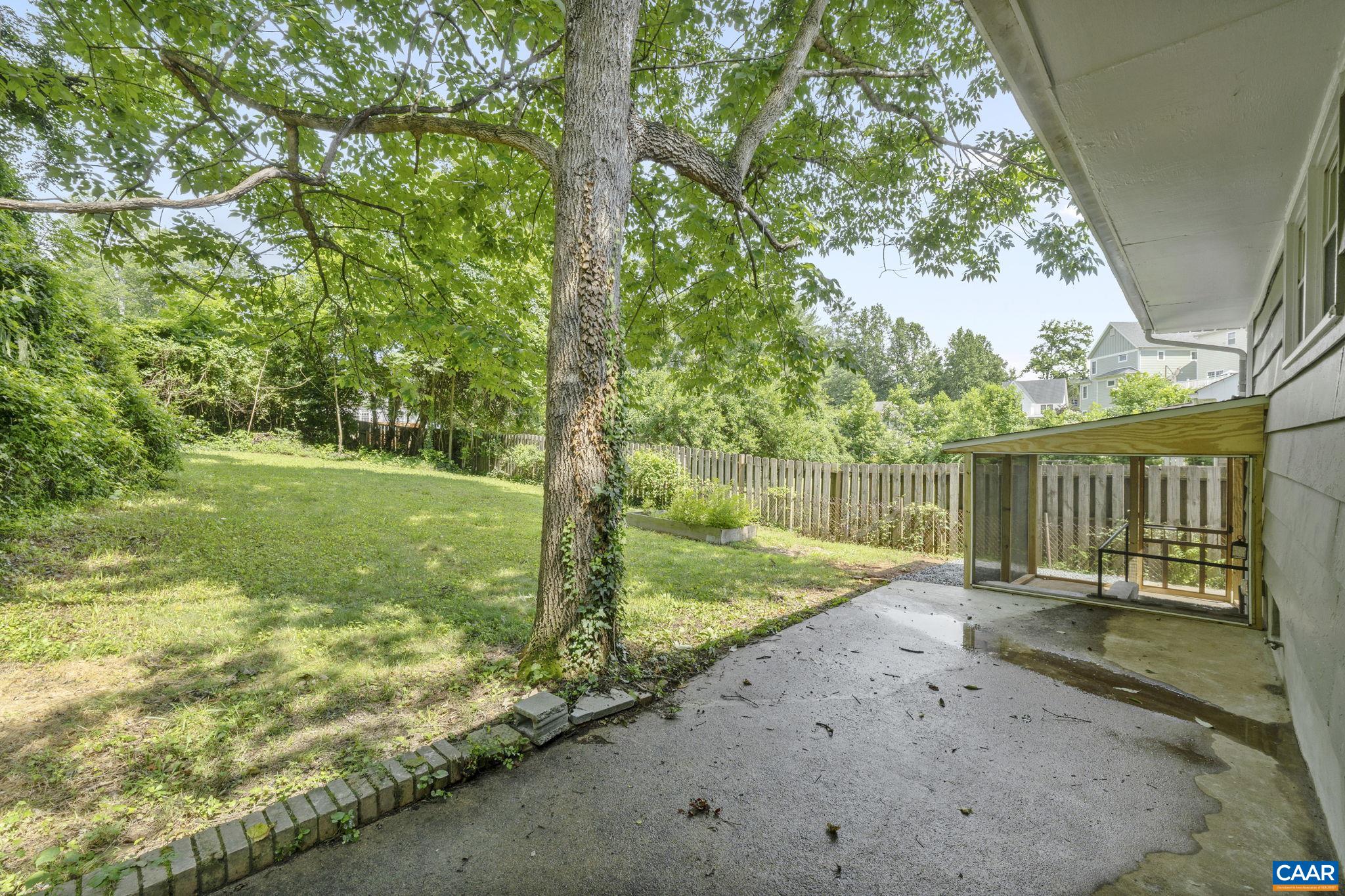 2552 WOODLAND DR