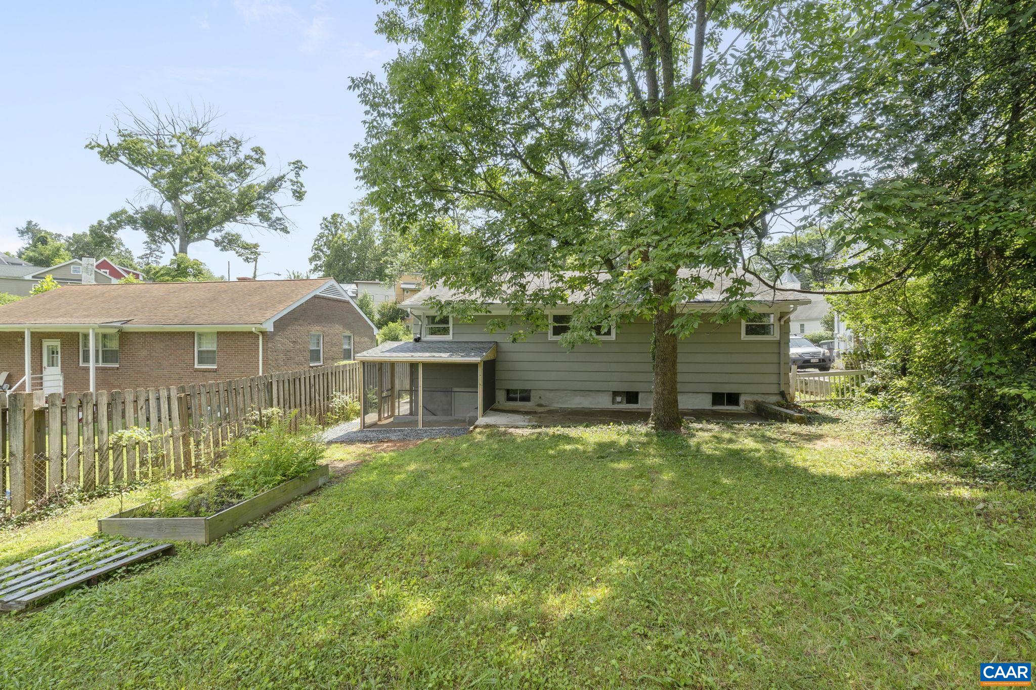 2552 WOODLAND DR