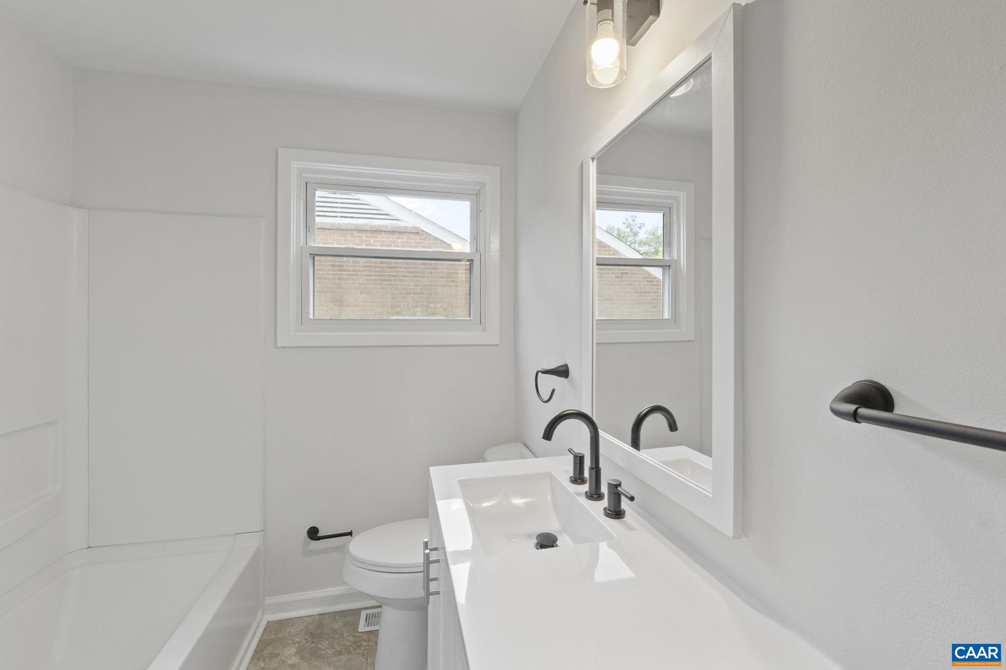 2552 WOODLAND DR