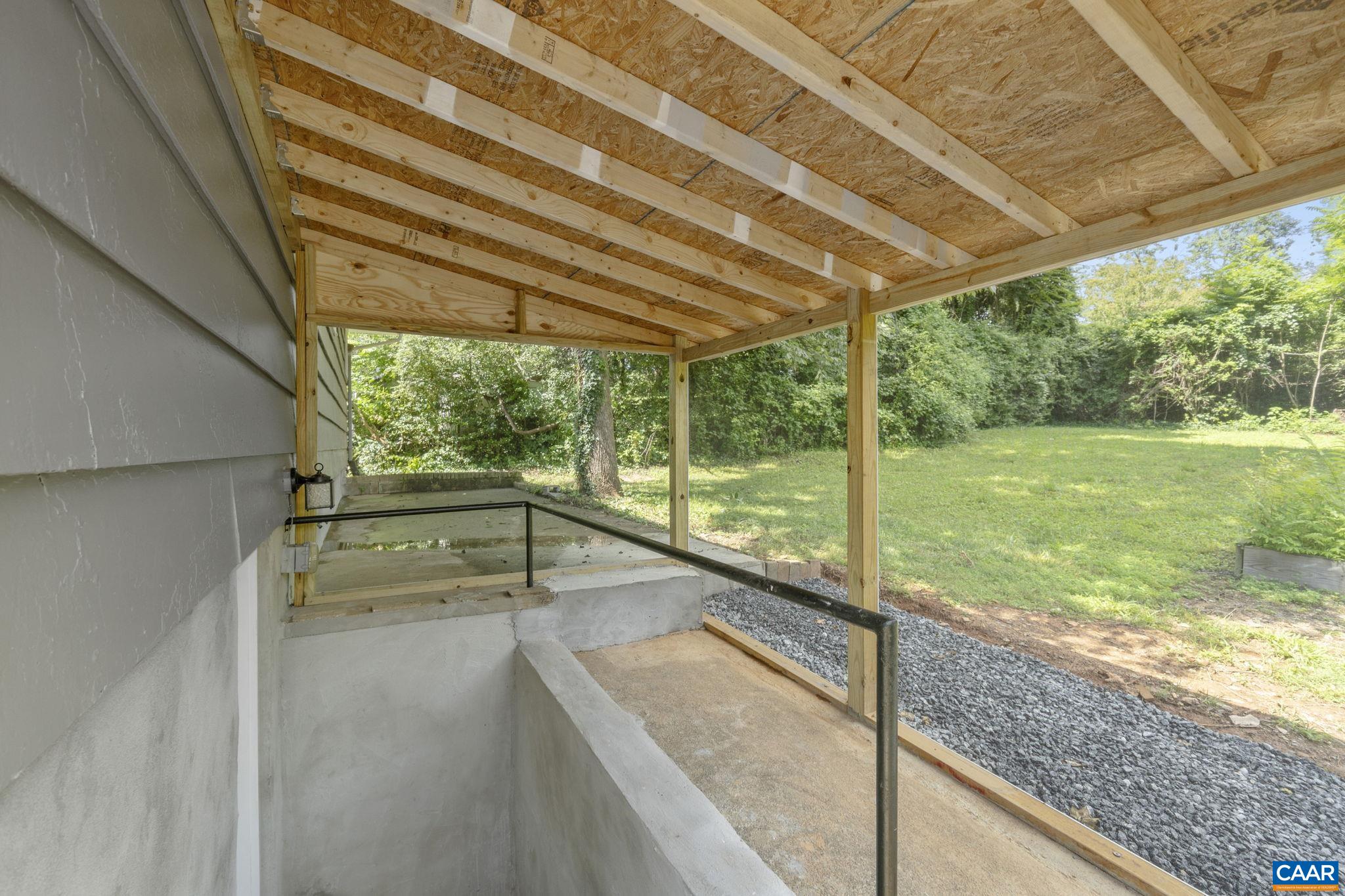 2552 WOODLAND DR
