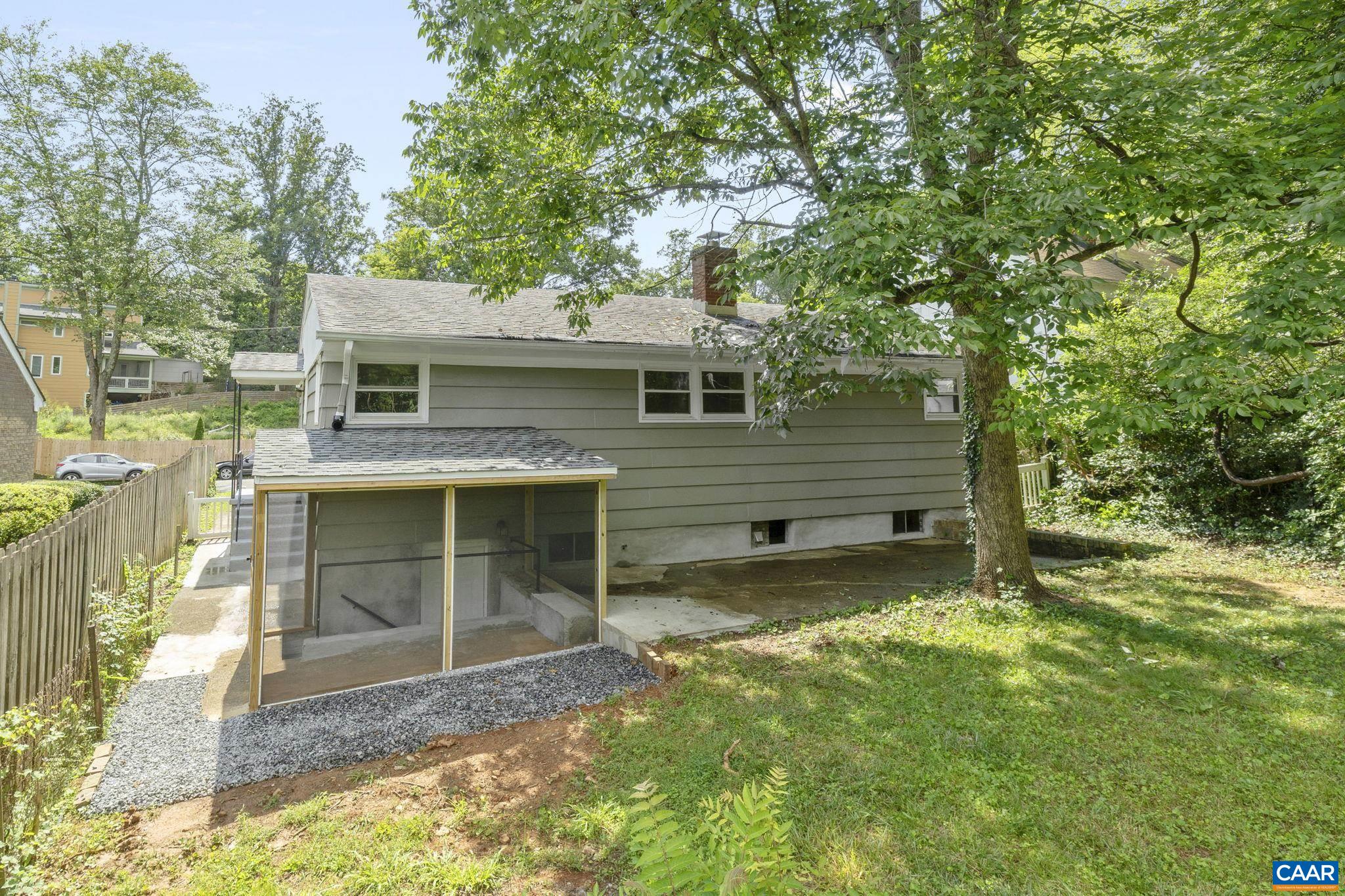 2552 WOODLAND DR