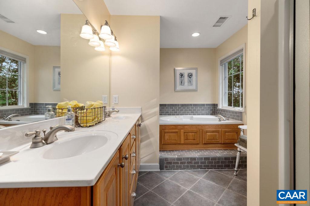 30 CEDAR DR