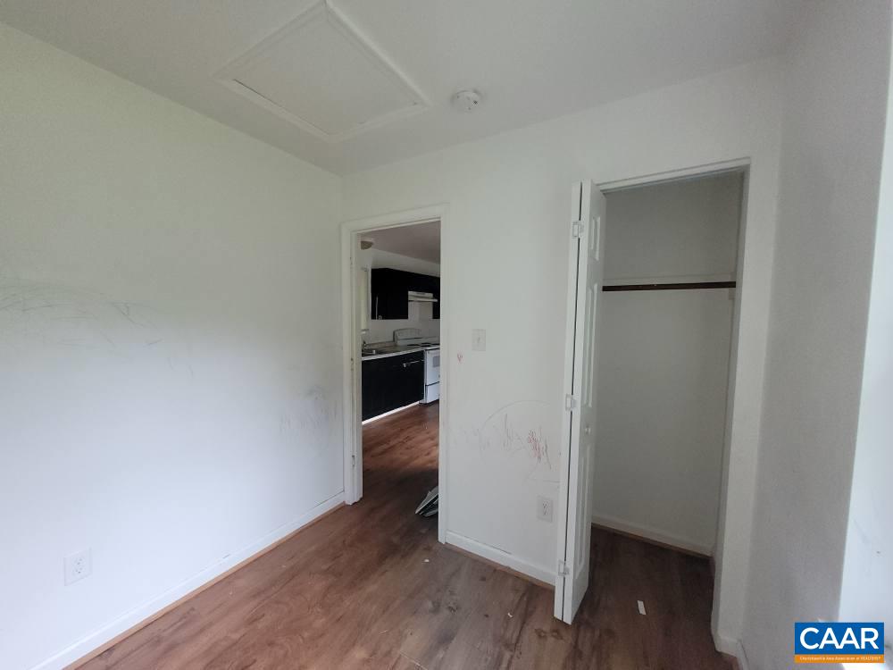 853 FORD AVE
