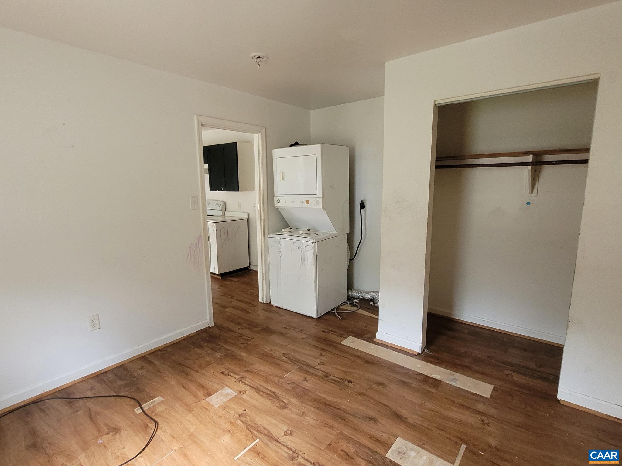 853 FORD AVE