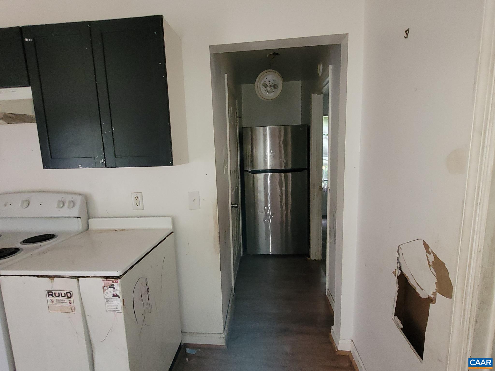 853 FORD AVE