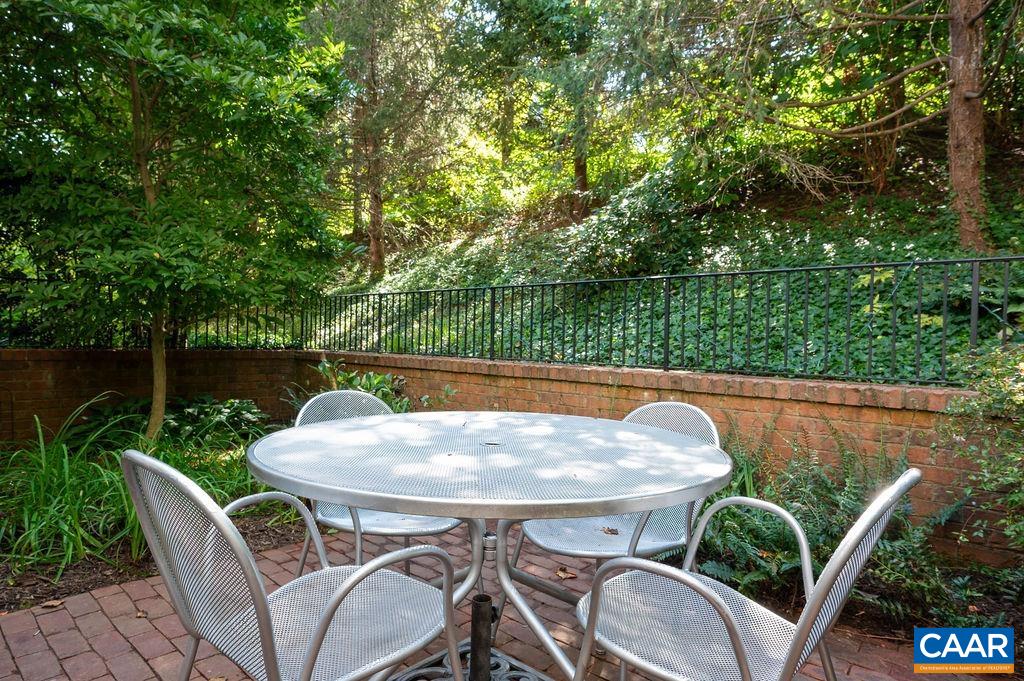 727 CAIRN HEIGHTS CT