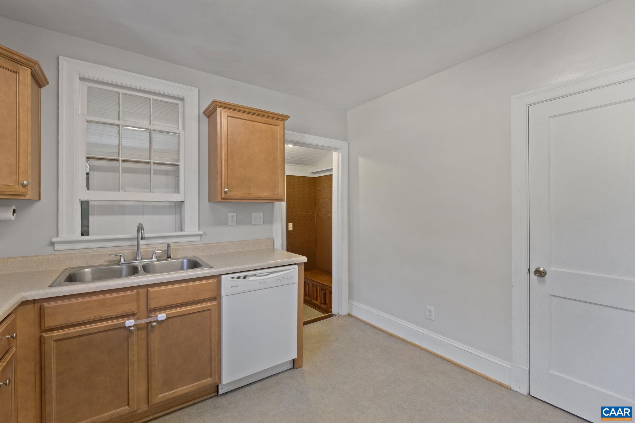 210 FAIRWAY AVE