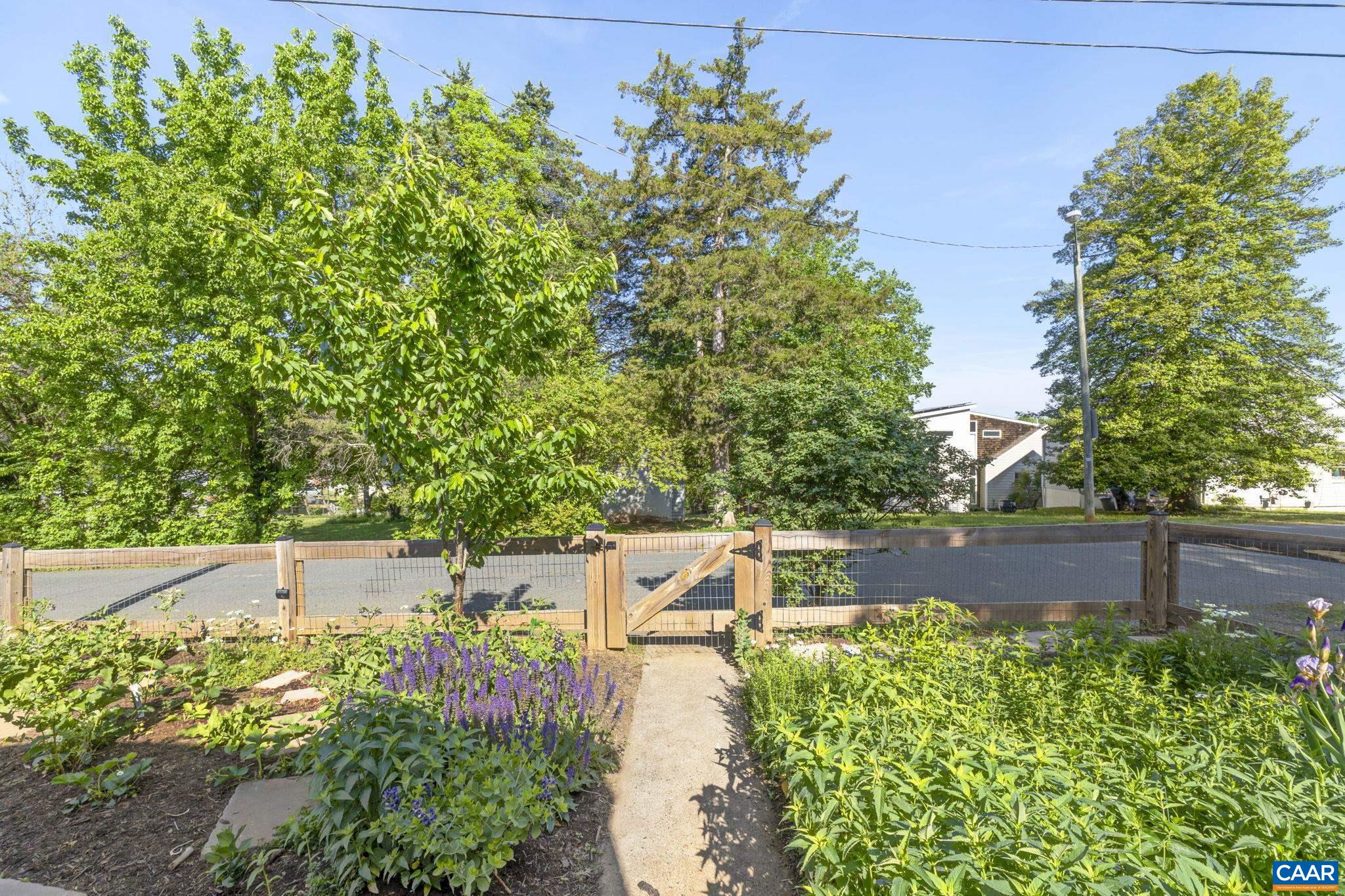 210 FAIRWAY AVE