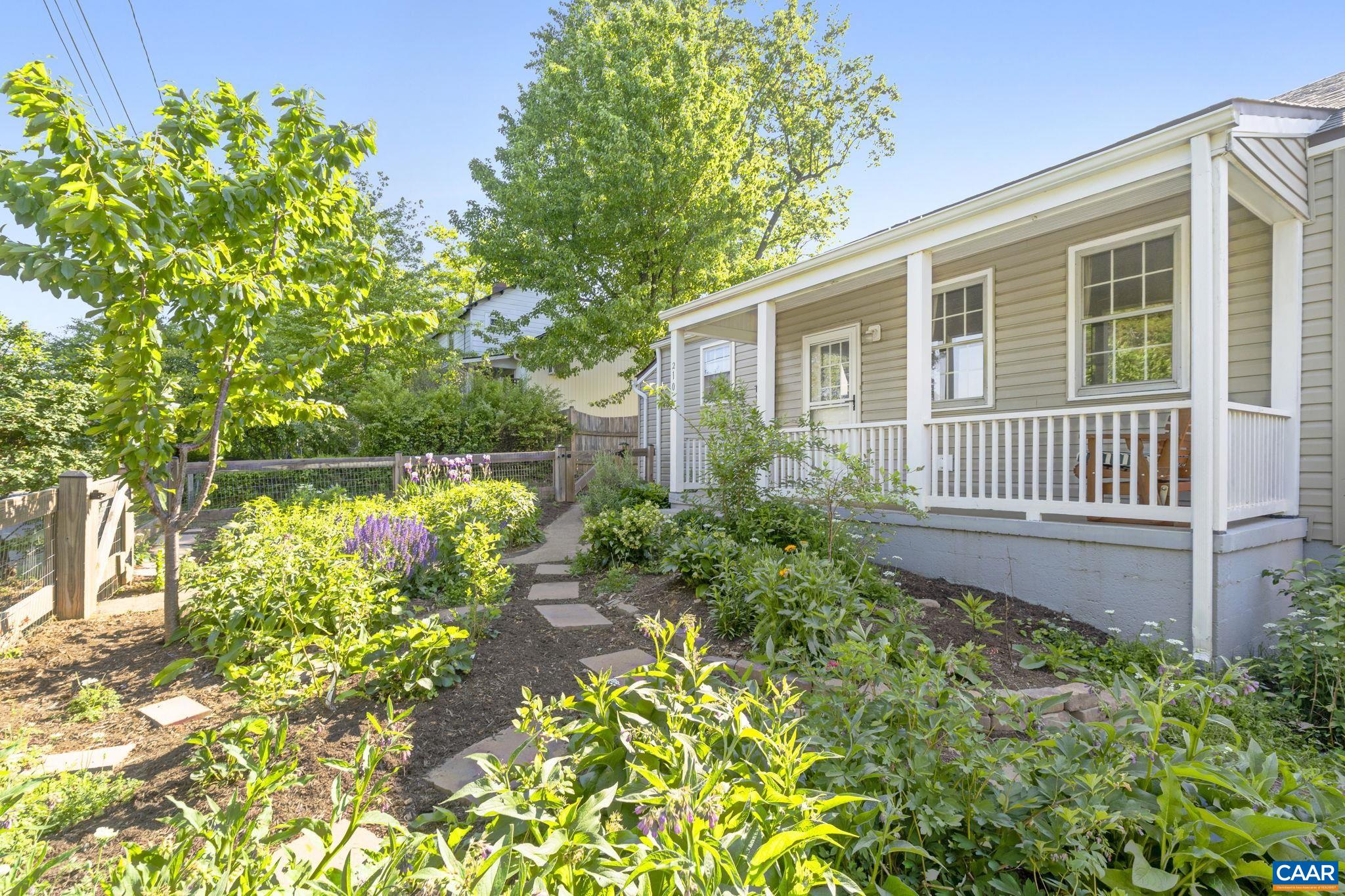 210 FAIRWAY AVE