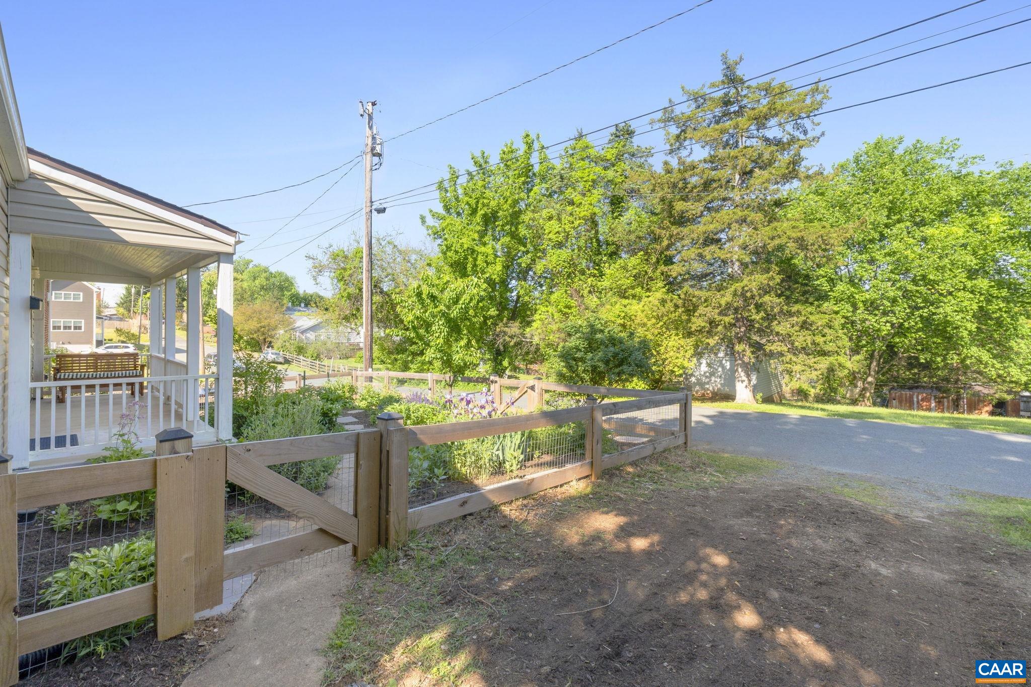 210 FAIRWAY AVE