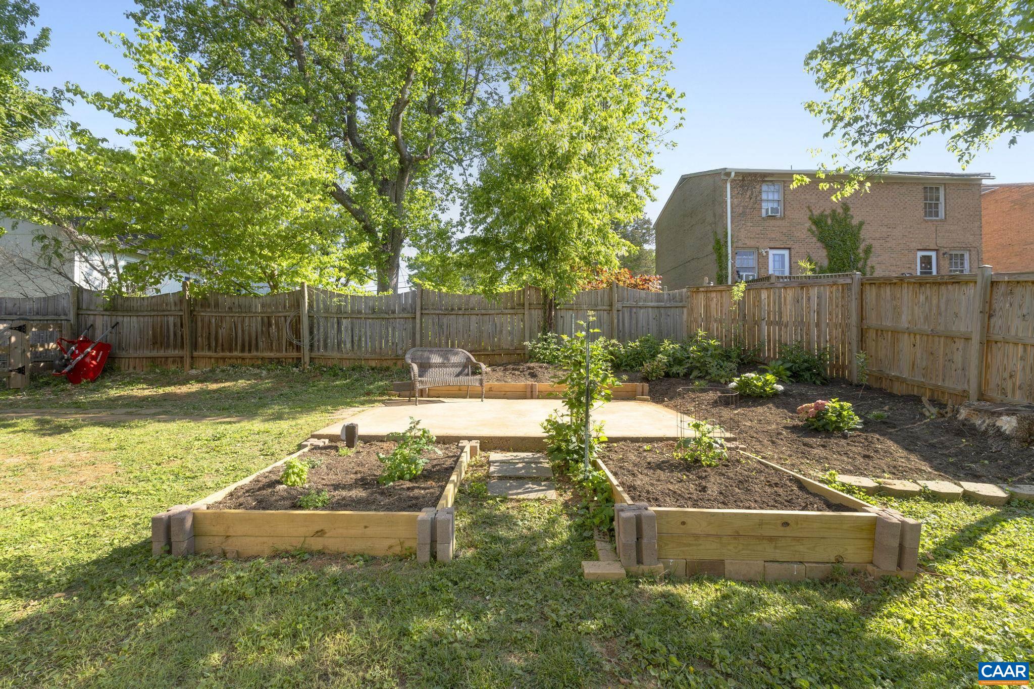 210 FAIRWAY AVE