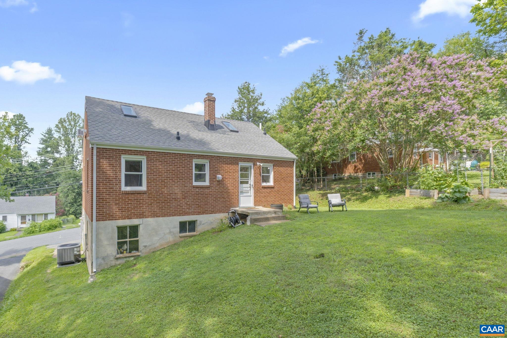 1104 FOREST HILLS AVE
