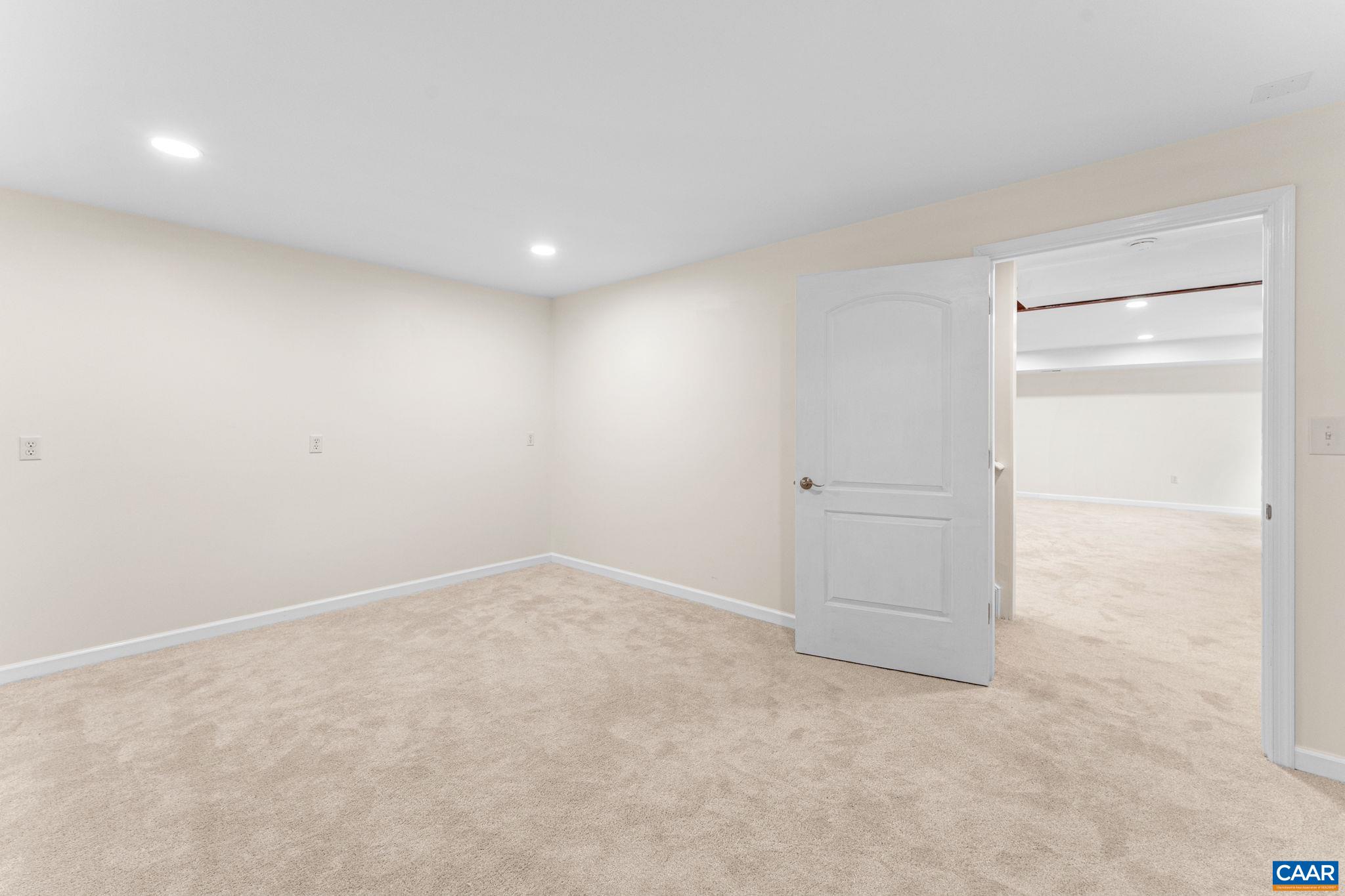 945 JUSTIN DR