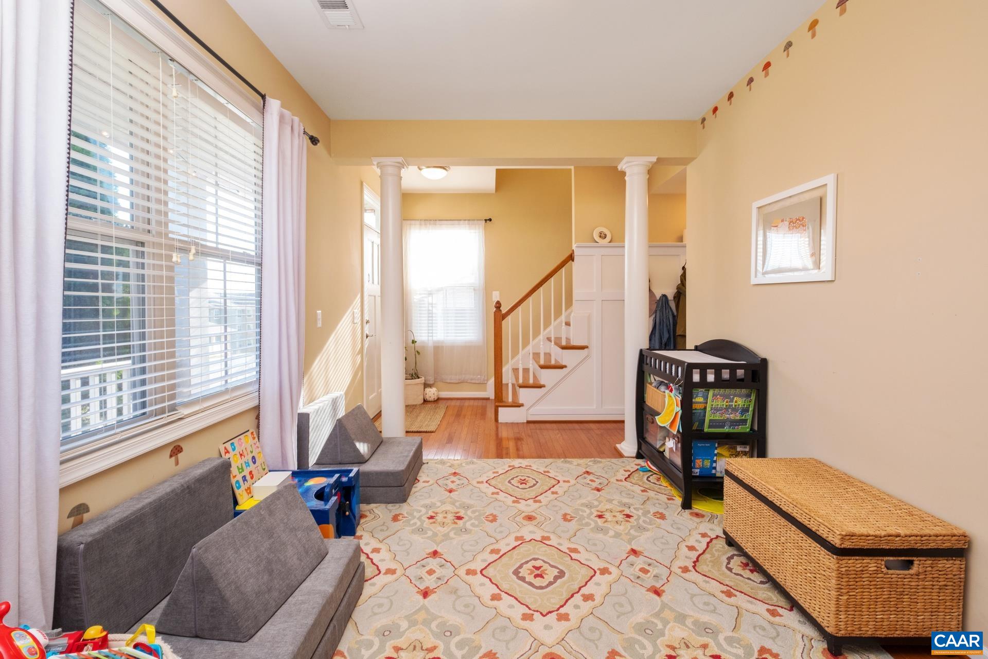 737 COUNTRY GREEN RD