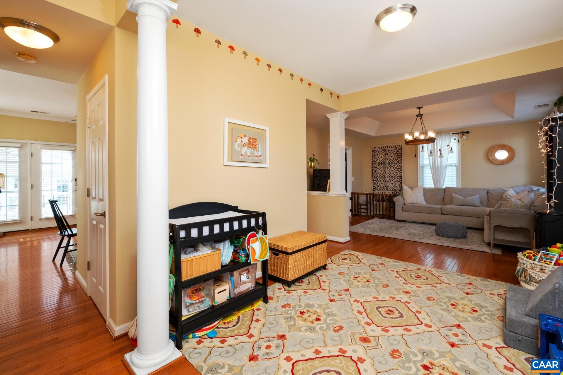 737 COUNTRY GREEN RD