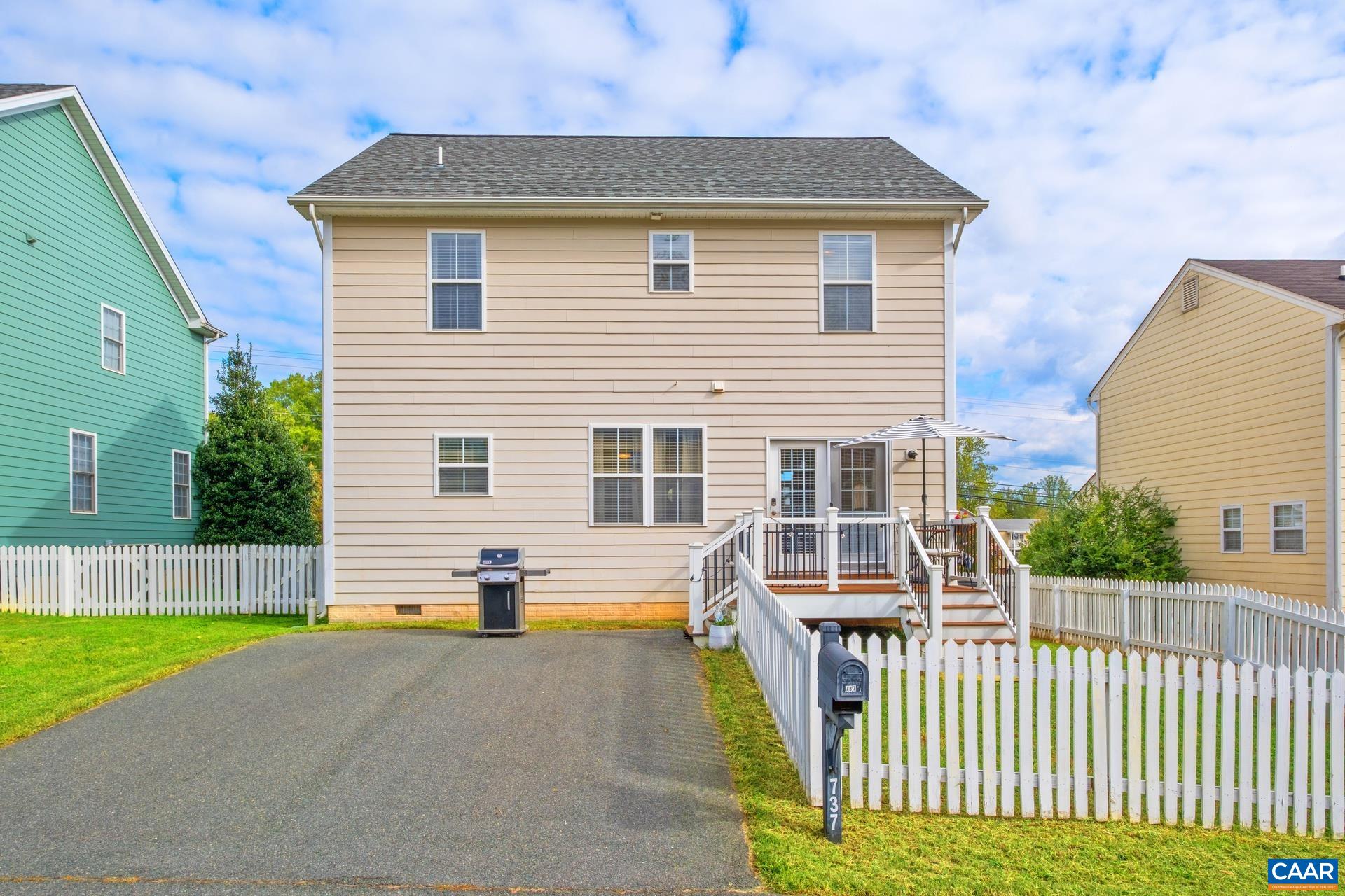 737 COUNTRY GREEN RD