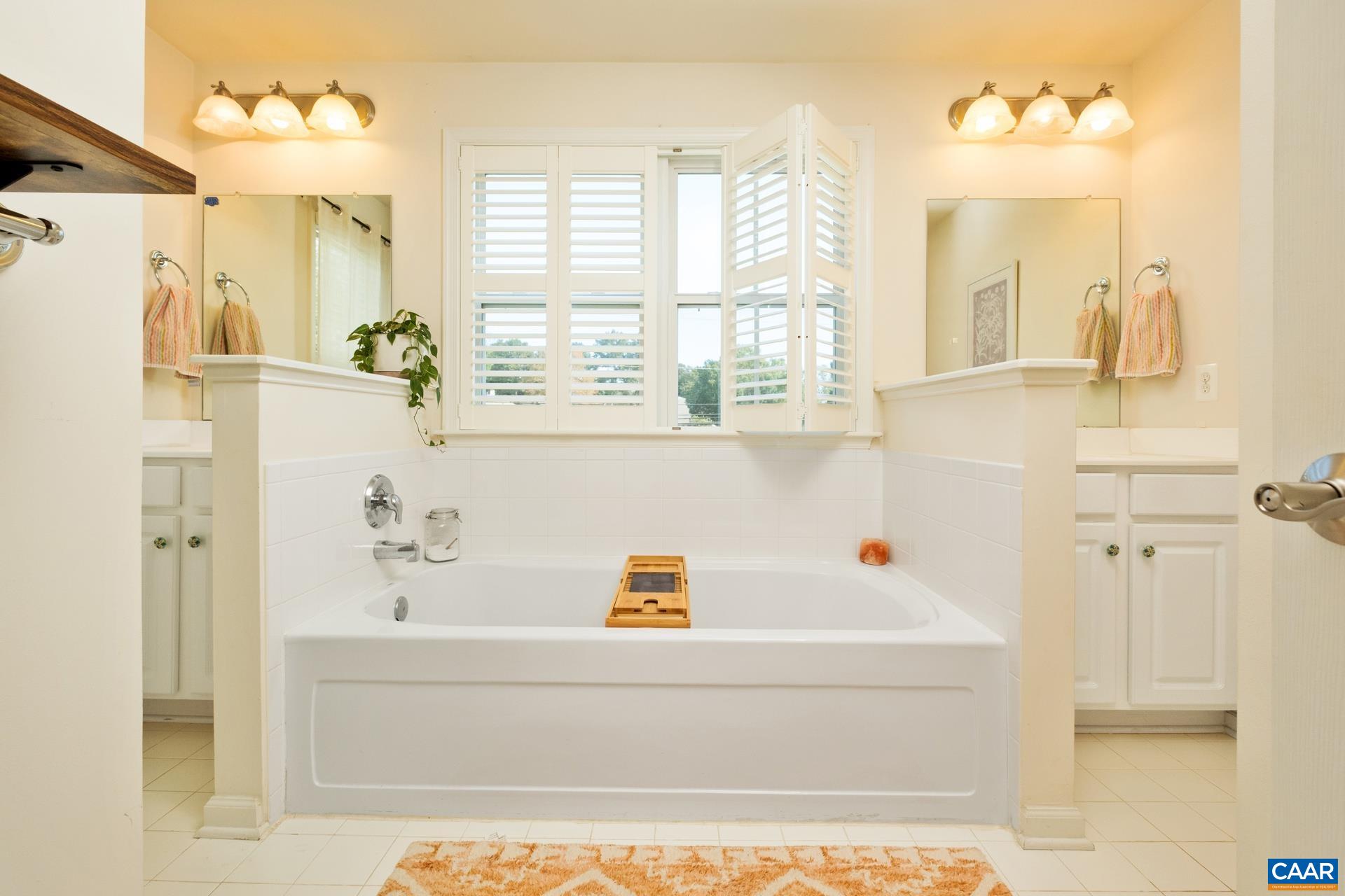 737 COUNTRY GREEN RD