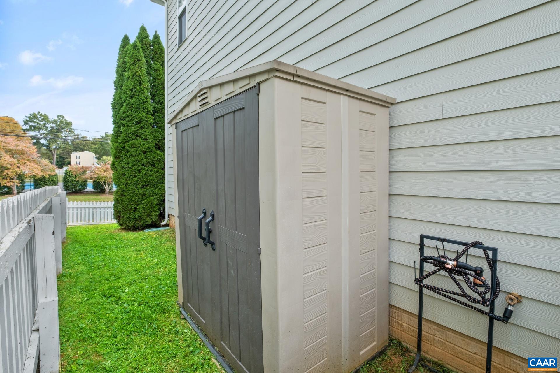 737 COUNTRY GREEN RD