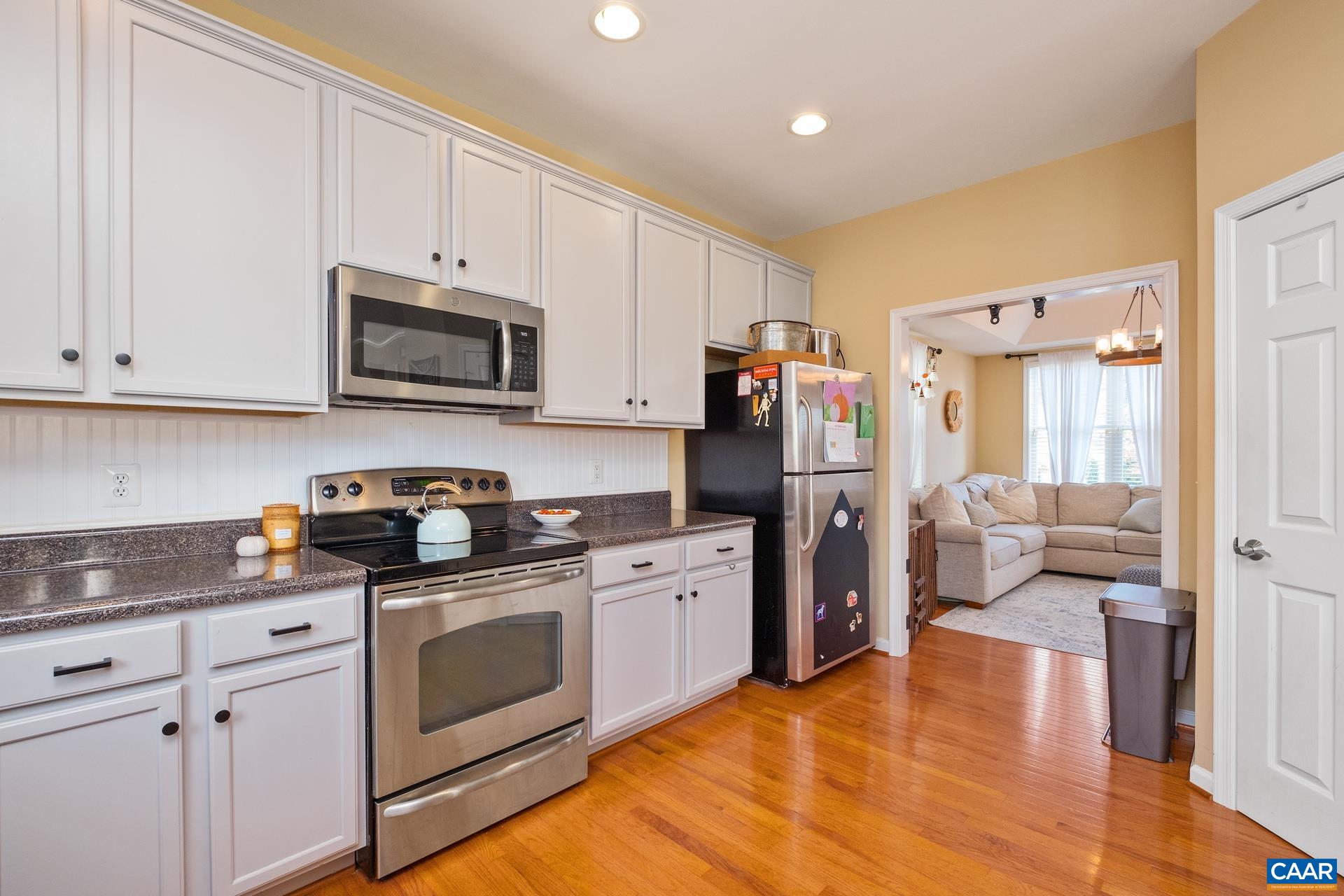 737 COUNTRY GREEN RD