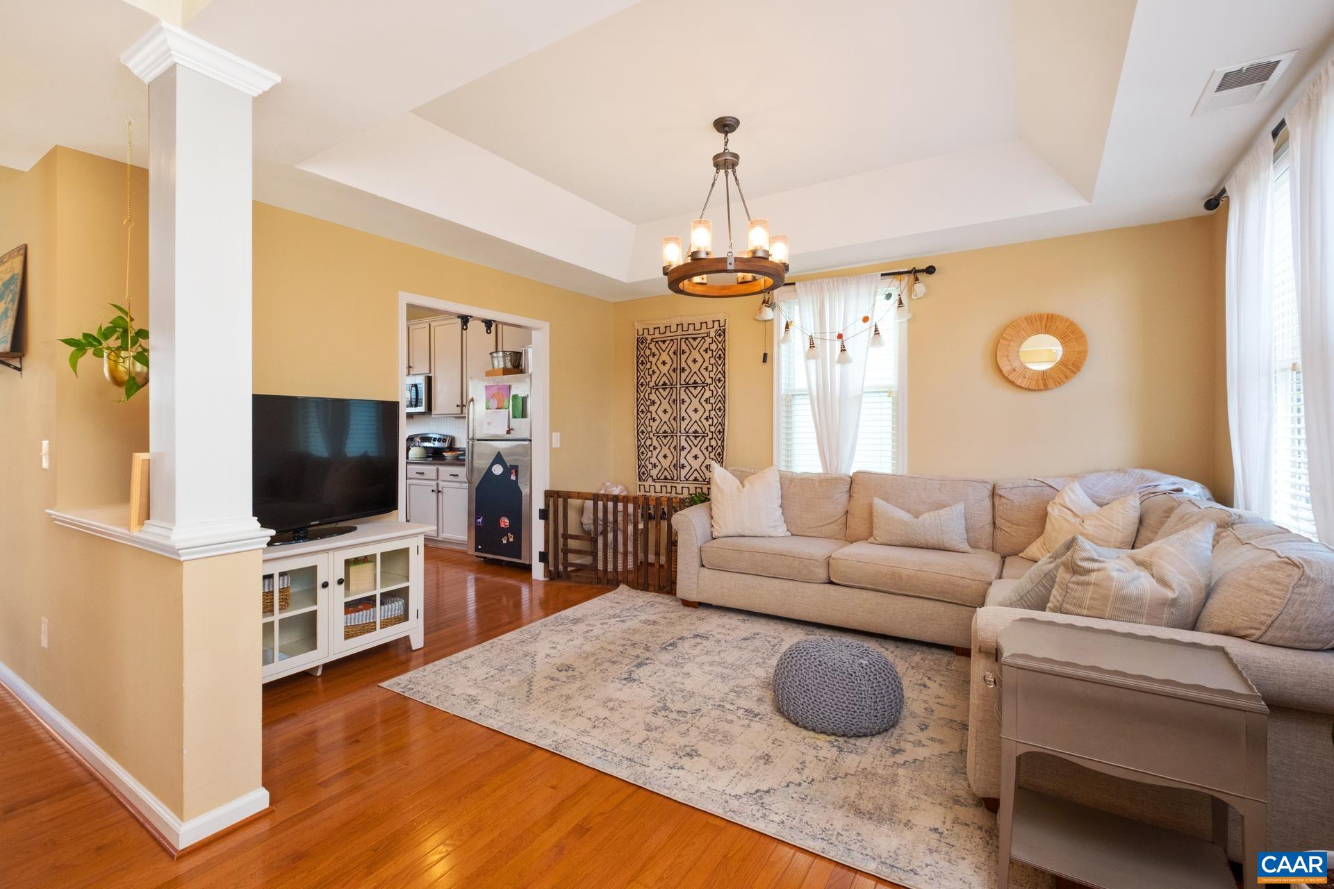 737 COUNTRY GREEN RD