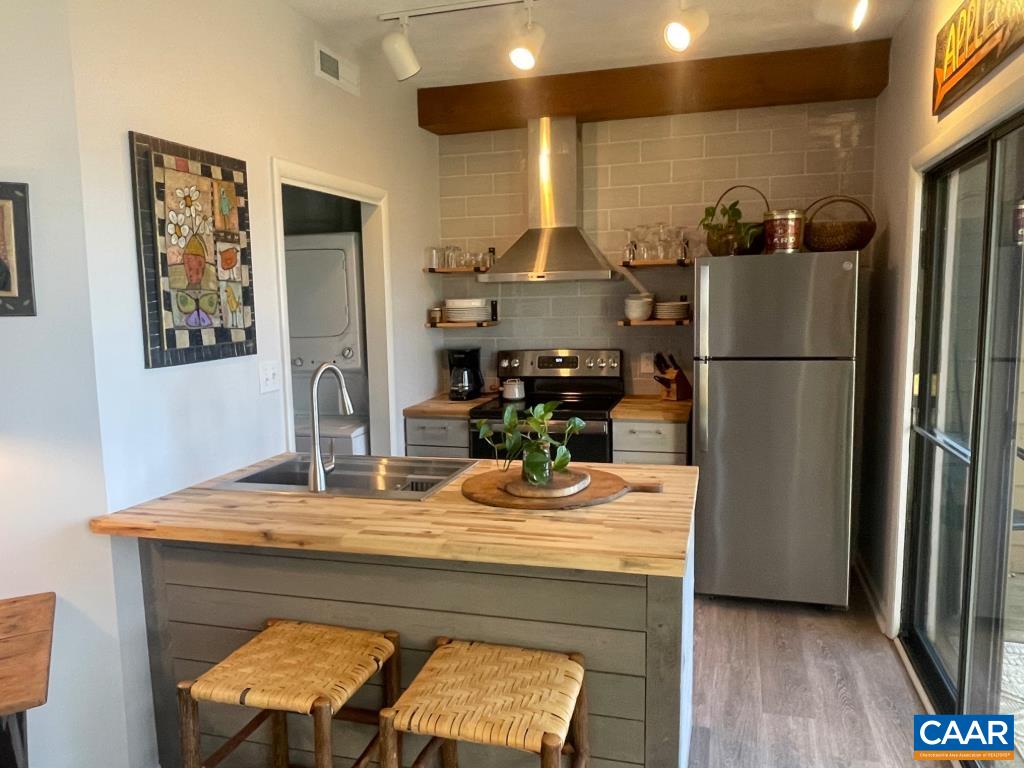 800 LAURELWOOD CONDOS