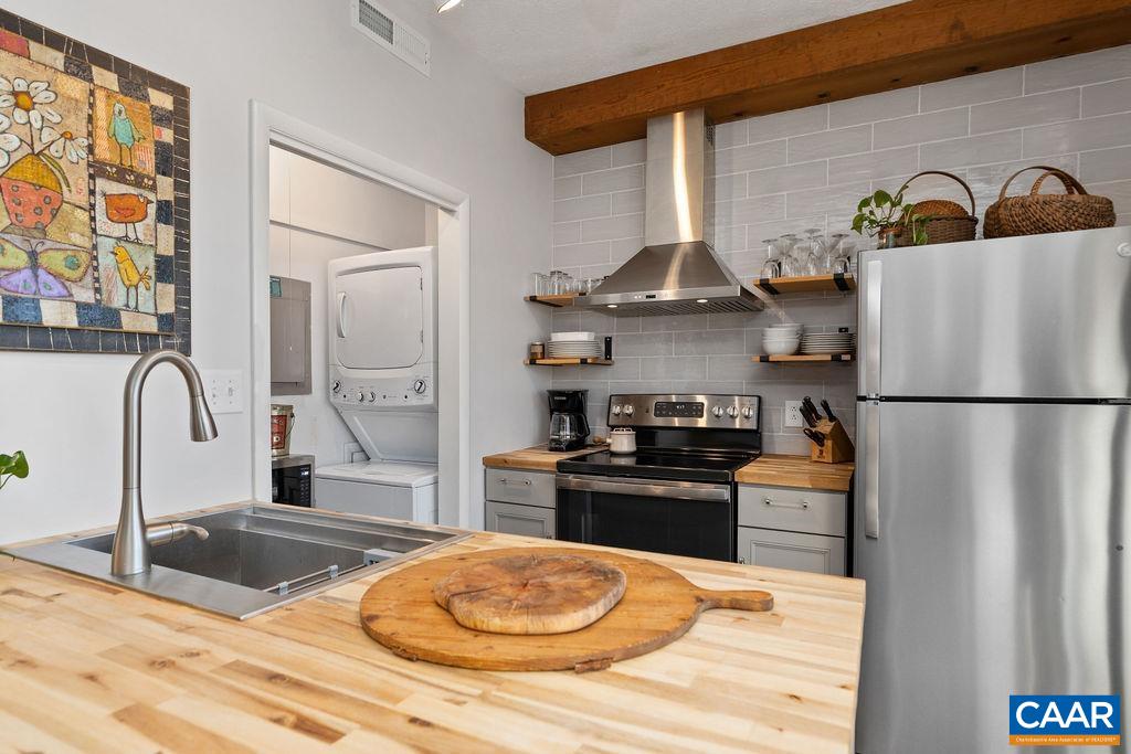 800 LAURELWOOD CONDOS