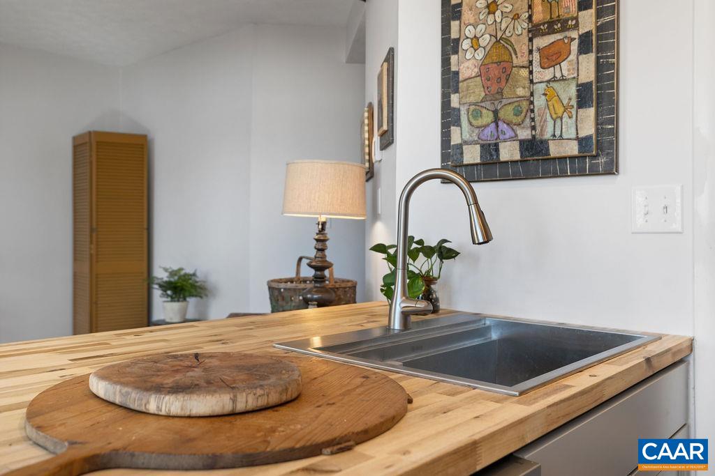 800 LAURELWOOD CONDOS