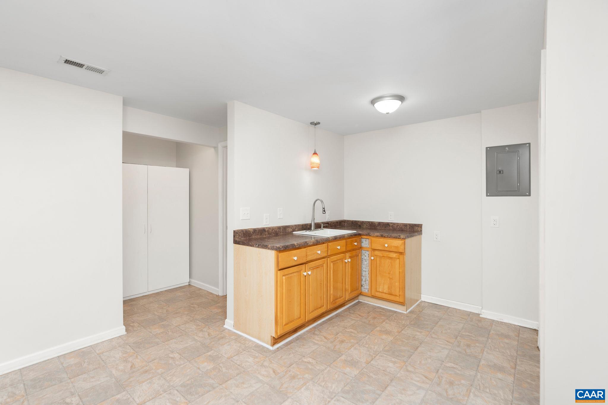 4943 LAKE TREE LN