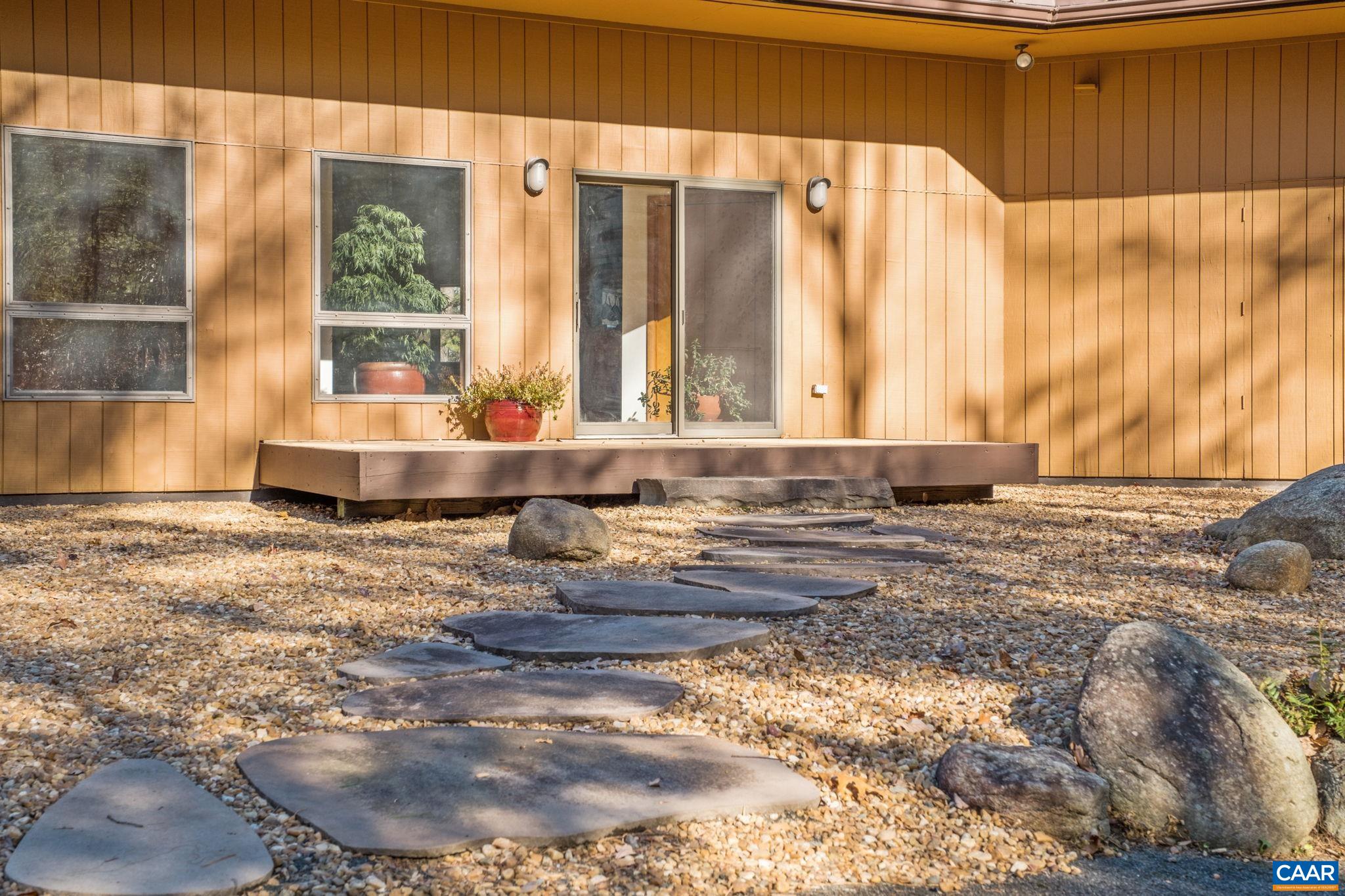 298 COURTHOUSE MOUNTAIN LN