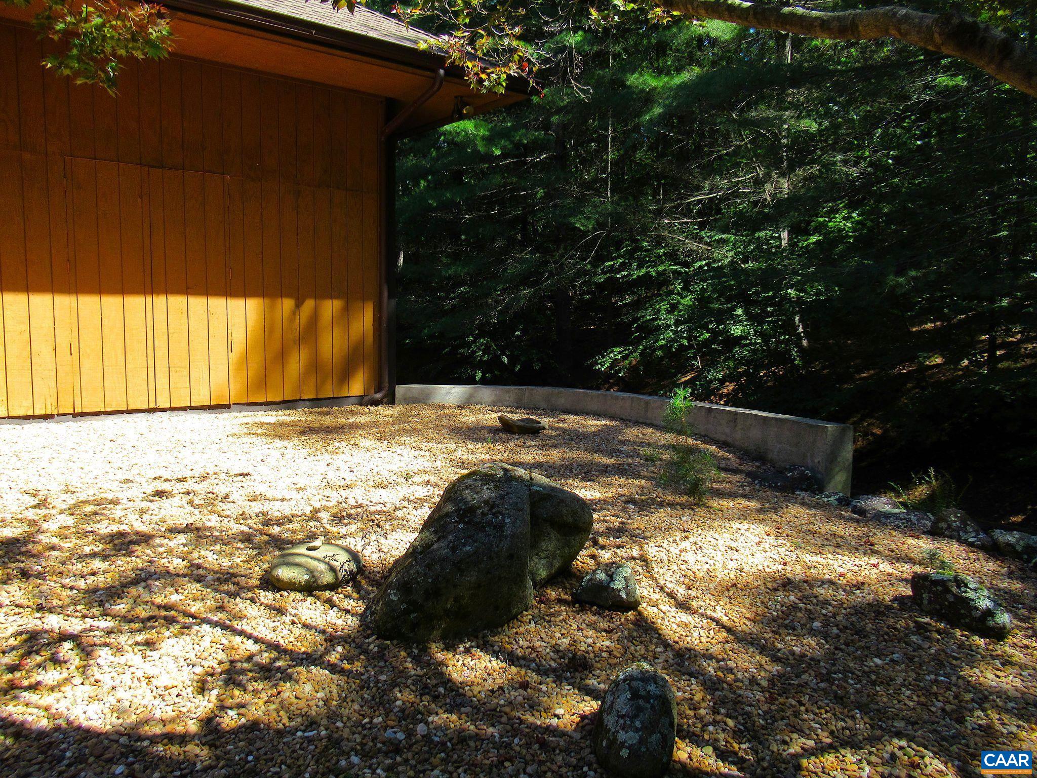 298 COURTHOUSE MOUNTAIN LN